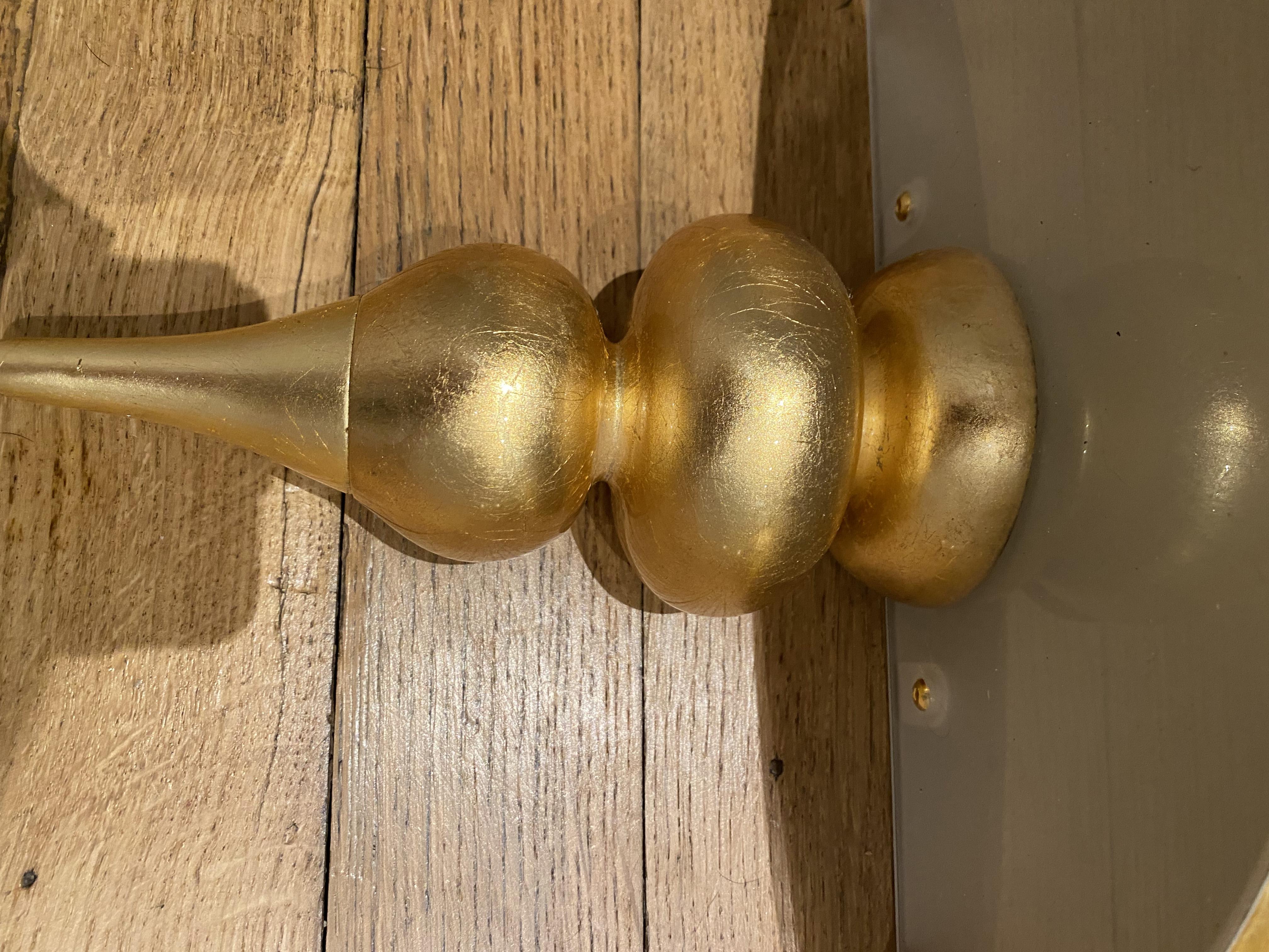 Vergoldeter Art-Deco-Wandleuchter aus Holz im Stil von Giacometti und Jean-Michel Franck. im Angebot 4