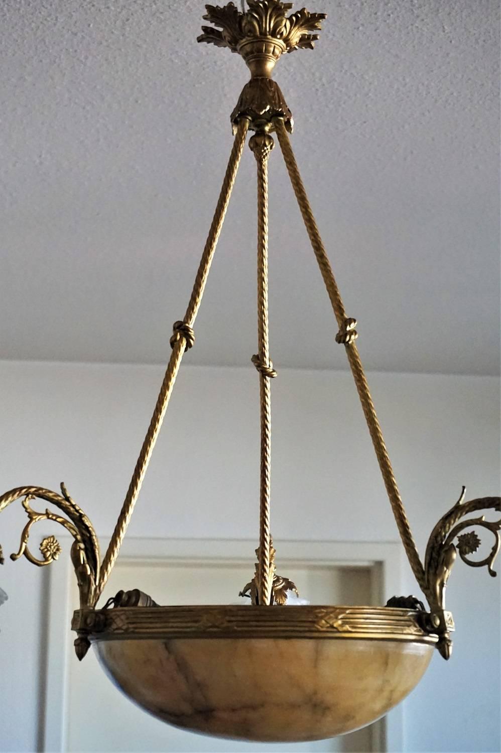 Sechs-Licht-Kronleuchter aus vergoldeter Bronze, Alabaster, Art déco (Mattiert) im Angebot