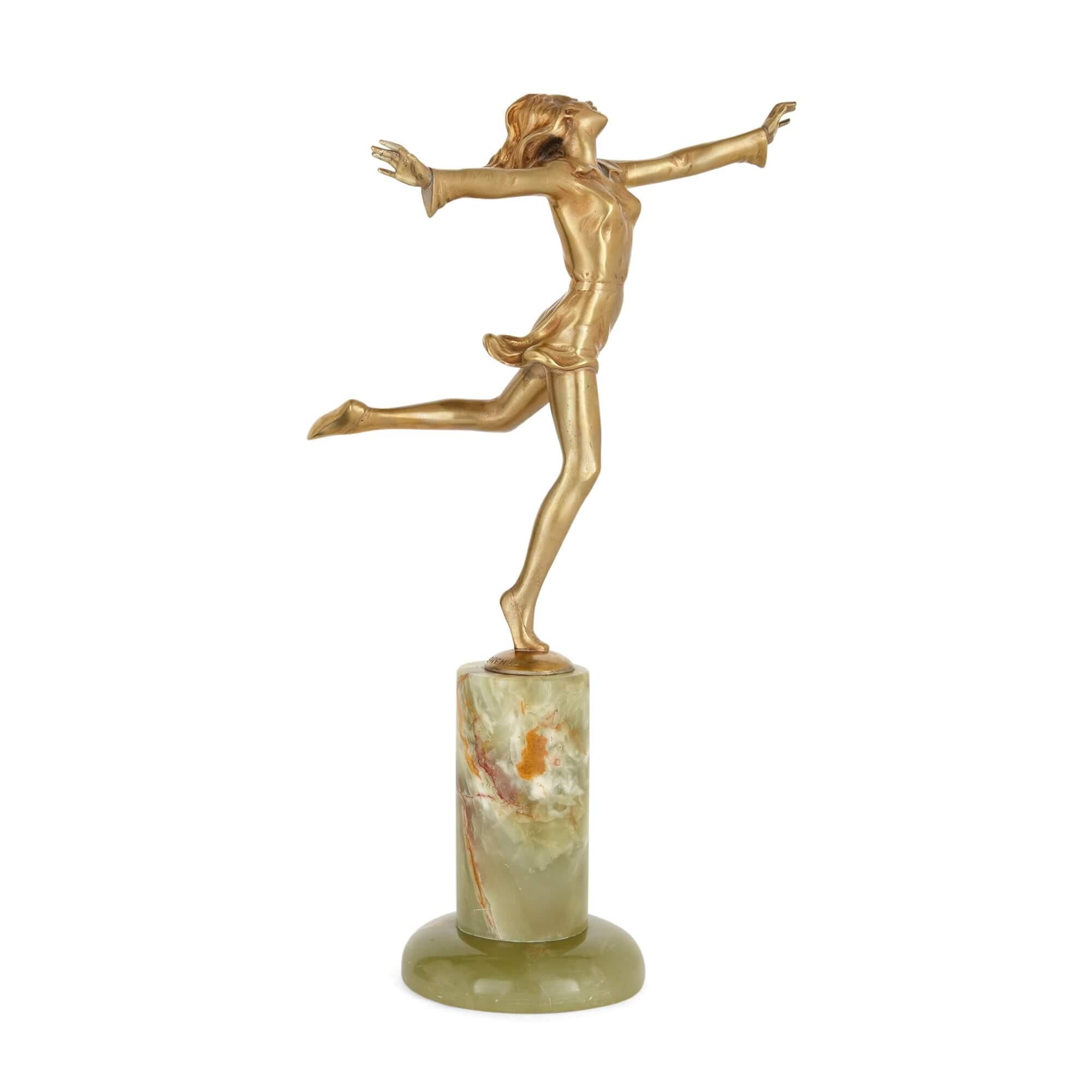 Vergoldete Bronze- und Onyxfigur einer Tänzerin im Art déco-Stil von Lorenzl 
Österreicher, um 1925
Höhe 31cm, Breite 17cm, Tiefe 20cm

Josef Lorenzl (1892-1950), ein bekannter österreichischer Bildhauer und Keramiker, schuf diese fröhliche Figur