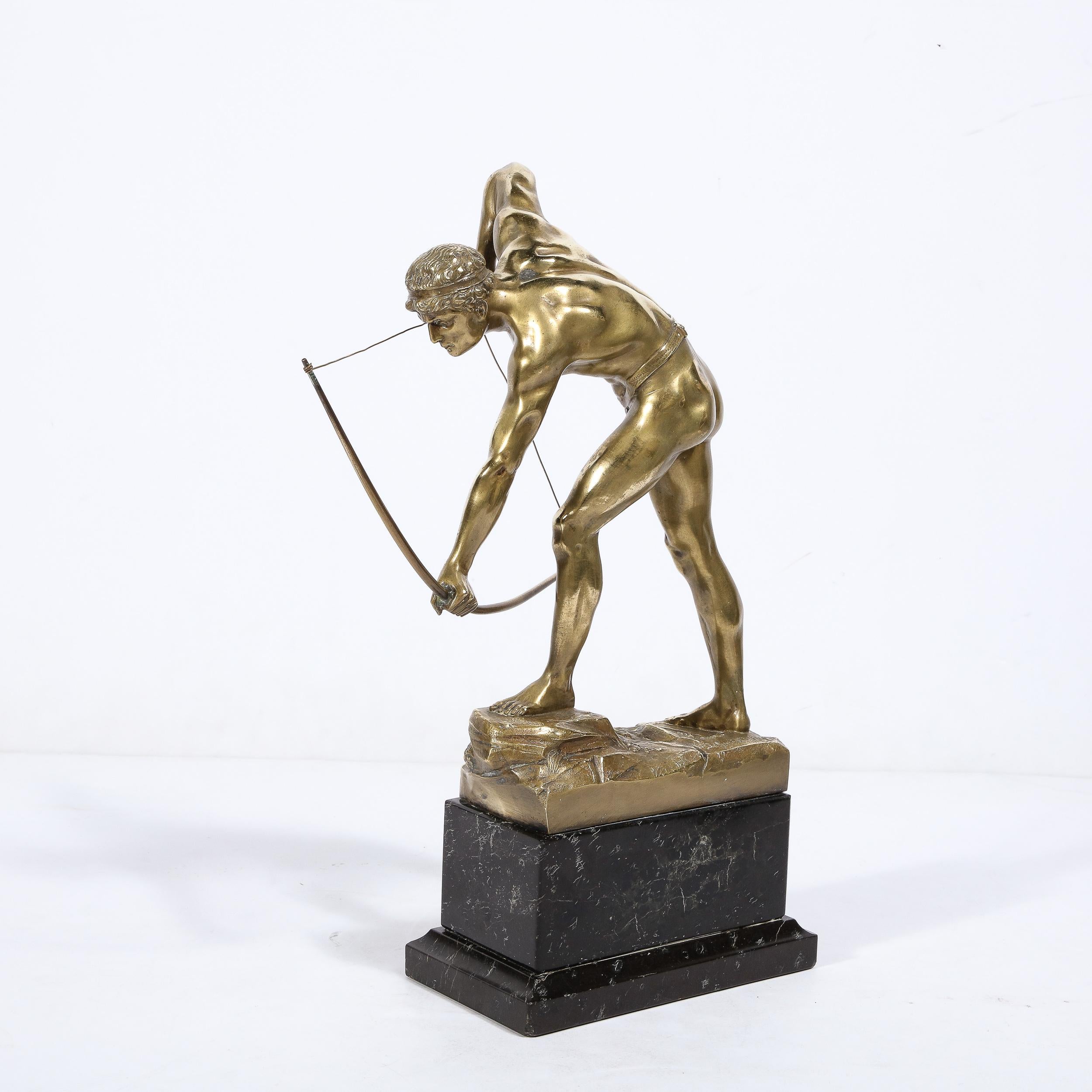 Bogenschütze aus vergoldeter Bronze im Art déco-Stil auf schwarzem Marmorsockel von Otto Schmidt-Hofer im Angebot 3