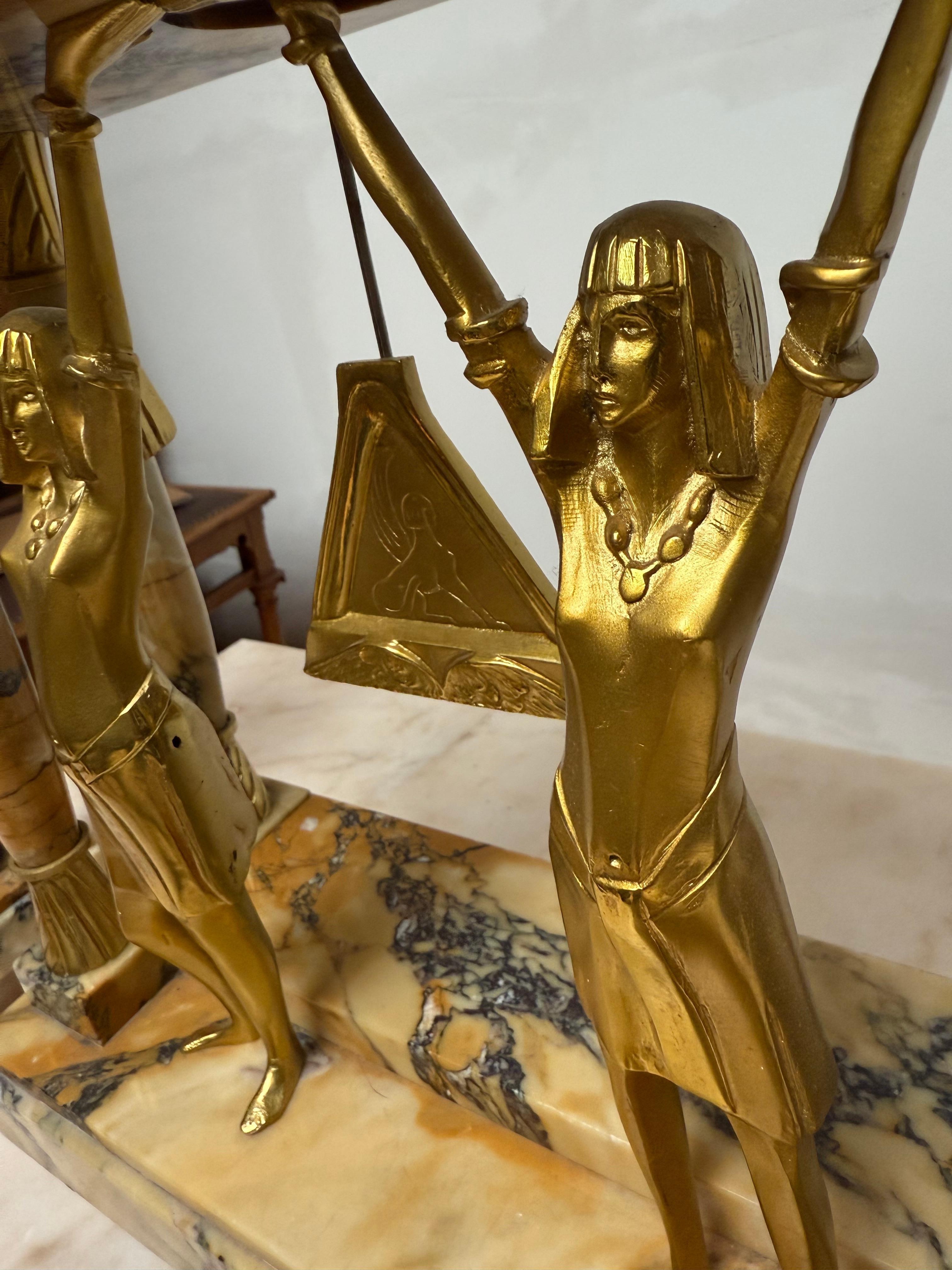 Art Deco Gilt Bronze & Marble Mantel Clock w. Sphinx & Pharaohs Egyptian Revival In Excellent Condition For Sale In Lisse, NL