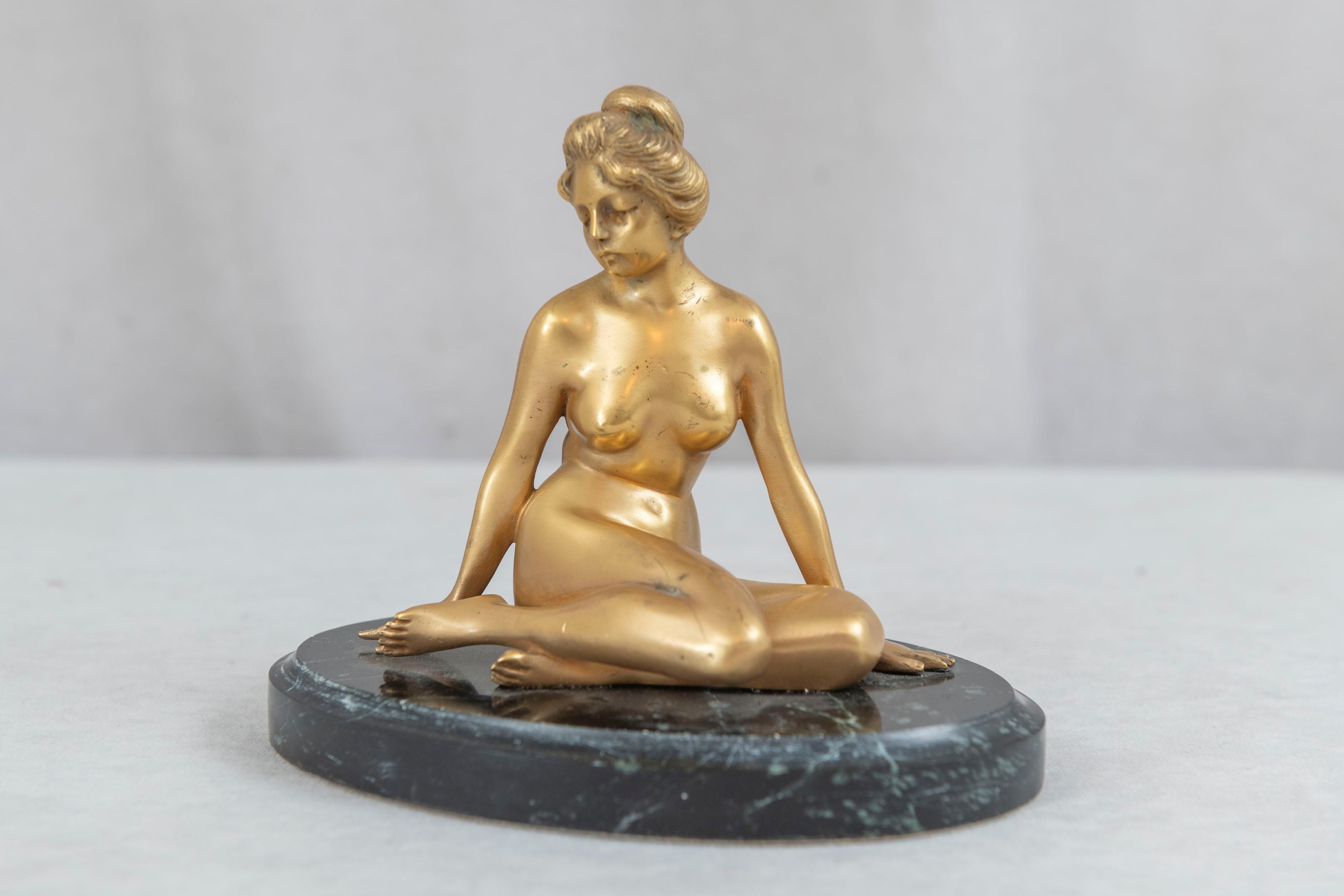  Questo bellissimo nudo giovane ha un look senza tempo. Si siede su un pezzo di marmo ovale e contempla. Le dorature ricche e pulite le danno vita. Il modello è stato realizzato in modo tale da sembrare art deco, ma le date dell'artista lo collocano