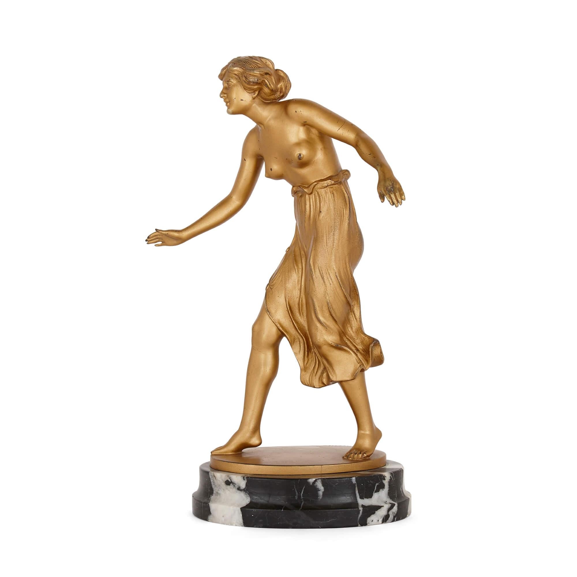 Art Deco vergoldete Bronzeskulptur einer Frau von Rochlitz
Continental, um 1920
Maße: Höhe 30,5cm, Breite 16cm, Tiefe 13cm

Diese feine vergoldete Bronzeskulptur ist ein Beispiel für die Eleganz und Anmut des Art-Déco-Designs. Die Skulptur