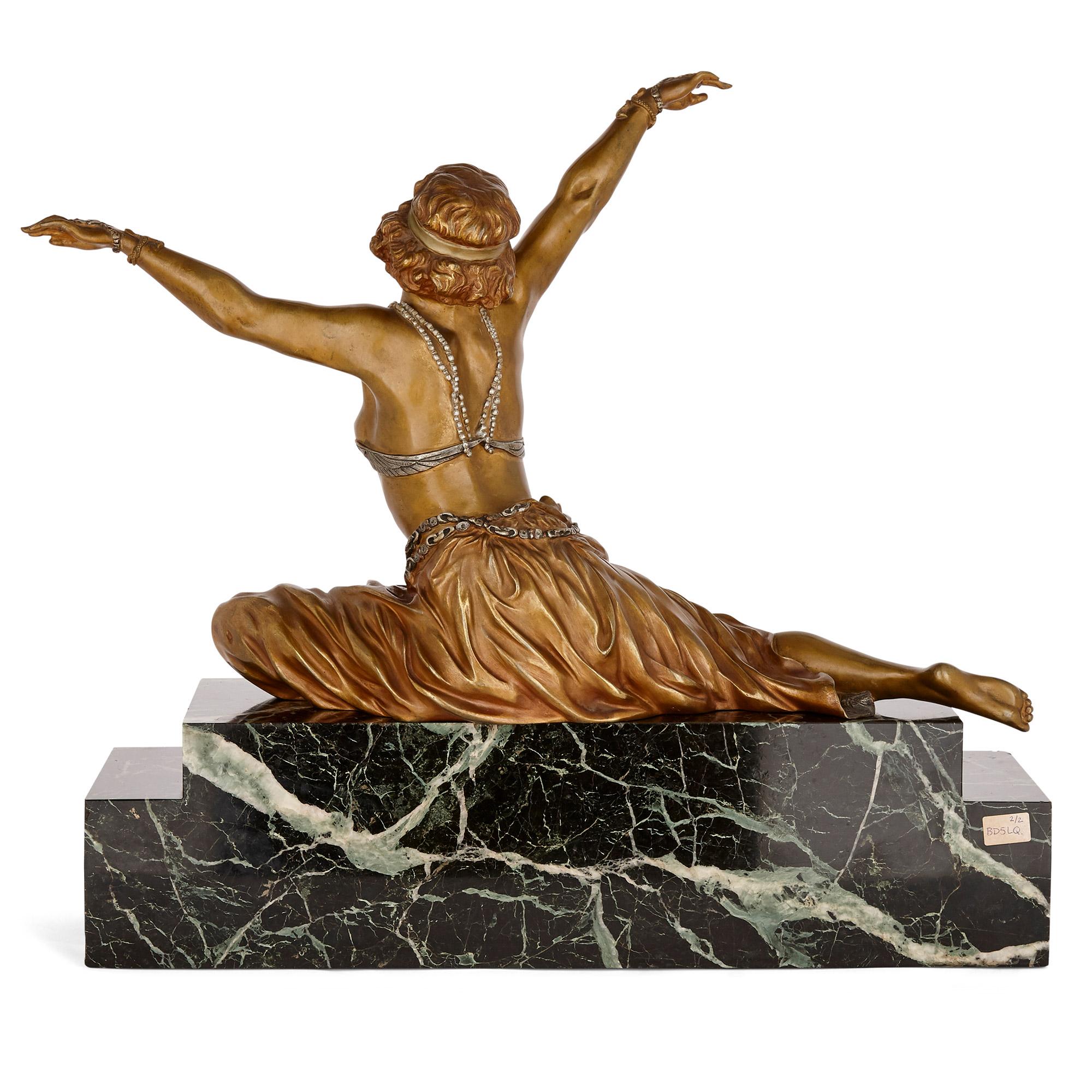 XX secolo Scultura in bronzo dorato Art Deco della 'Danzatrice di Tebe' di CJR Colinet in vendita