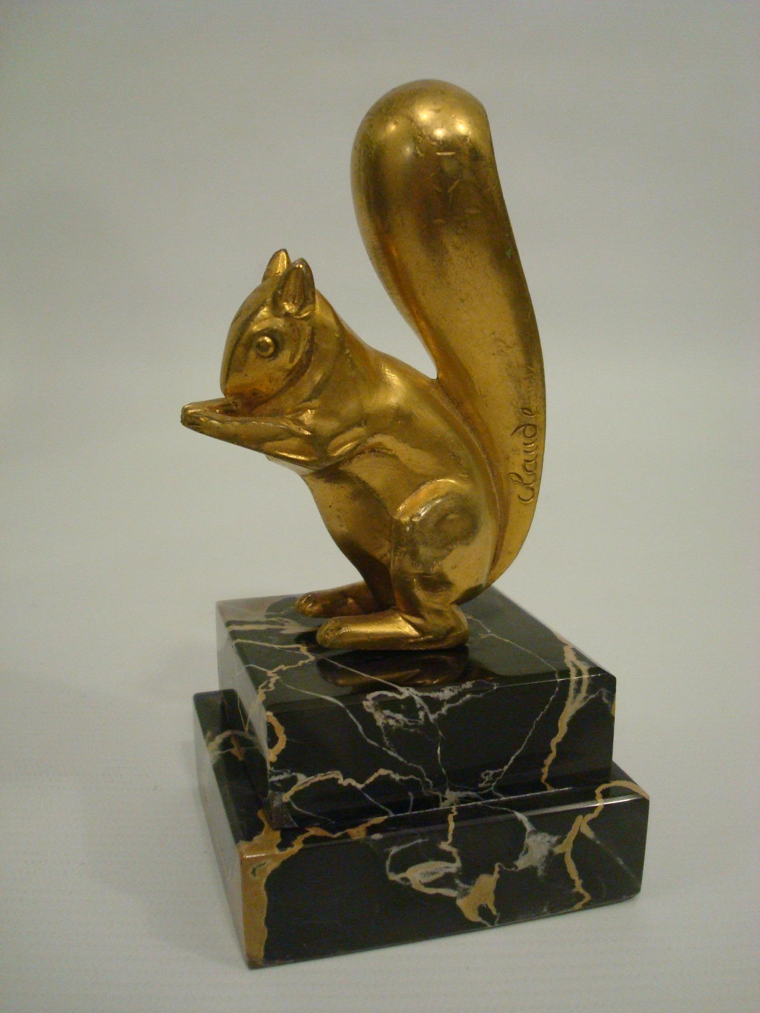 Niedlicher Art Deco Briefbeschwerer / Auto Maskottchen Vergoldete Bronze in Form eines Eichhörnchens. Signiert von dem französischen Künstler Claude und mit der Unterschrift des Gründers Marcel Guillemard. Montiert auf einem Marmorsockel,