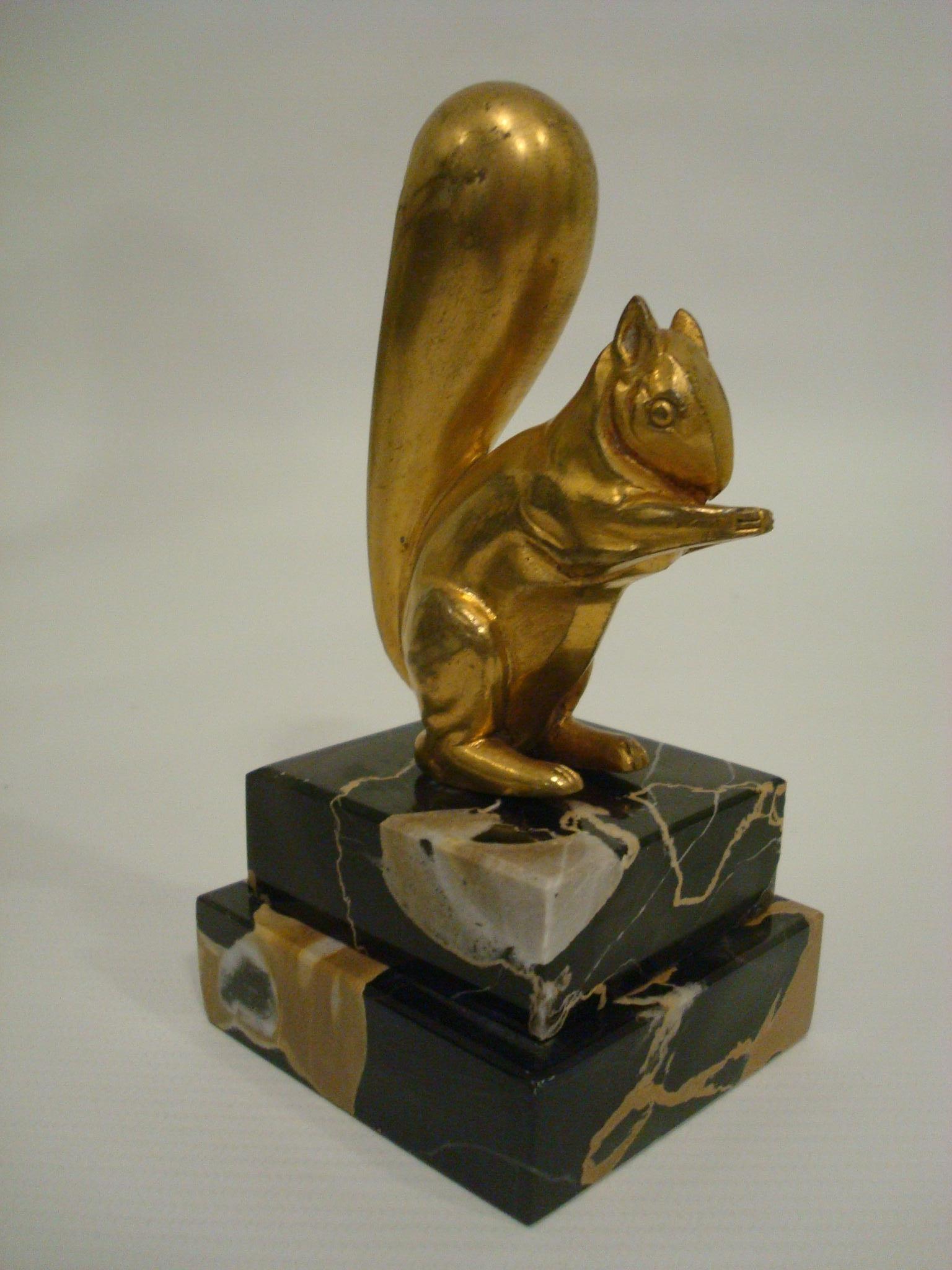 Art Deco Vergoldete Bronze Eichhörnchen Briefbeschwerer Claude und Marcel Guillemard, 1930 (20. Jahrhundert) im Angebot