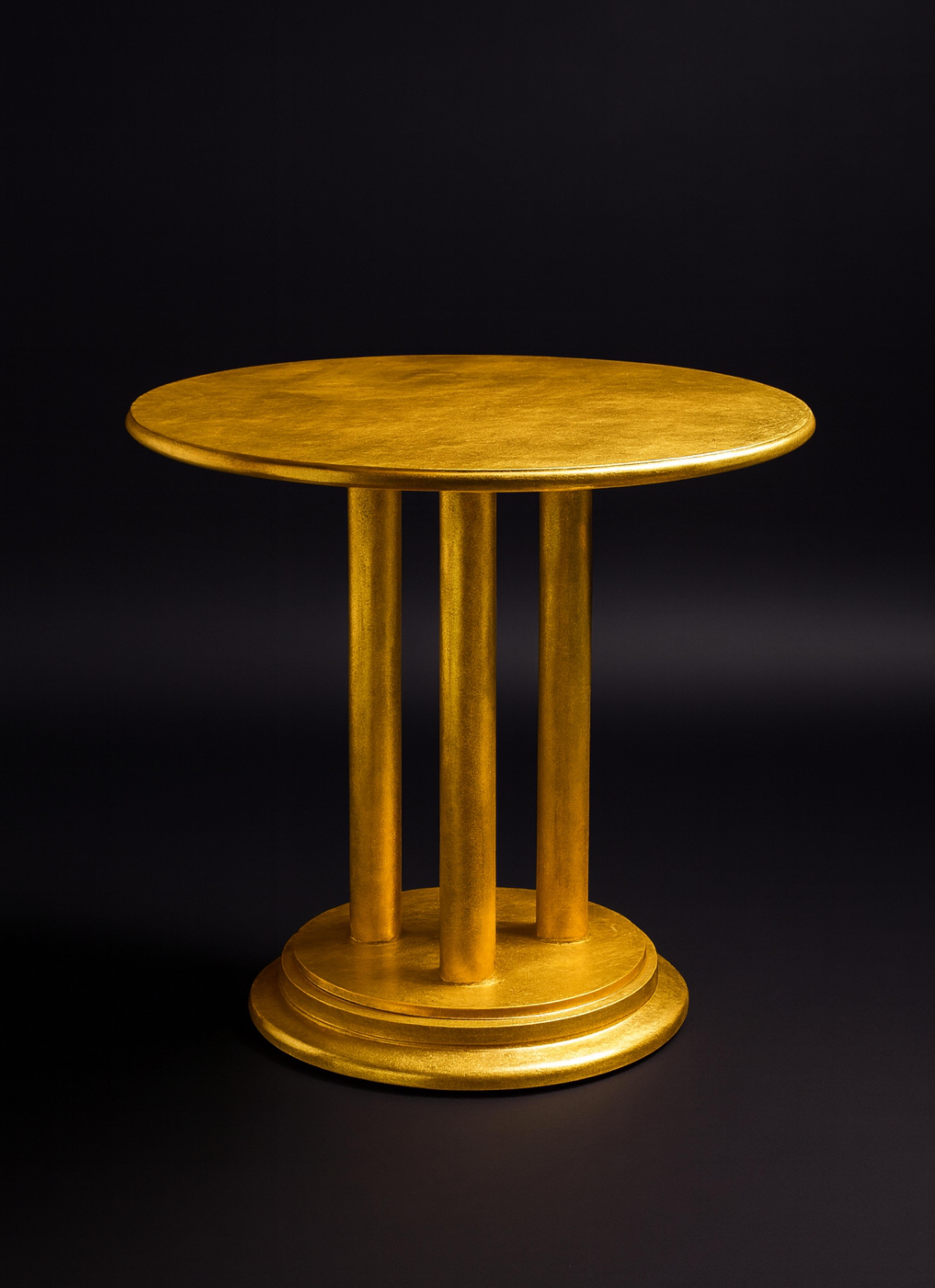 Aggiungi un tavolo versatile che presenta una rifinitura dorata, ideale per molteplici usi e soluzioni di design dello spazio. Caratterizzato da tre gambe in legno arrotondate e da una base circolare, questo pezzo combina la funzionalità con