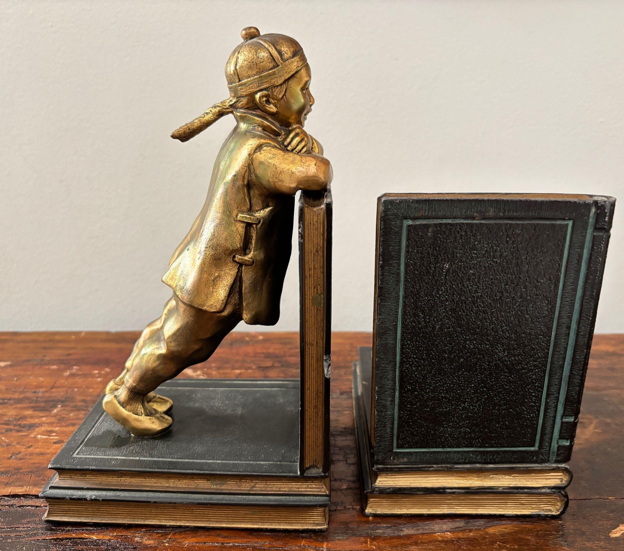 Reggilibri in metallo dorato Art Deco di Ronson Sculture Orientali Circa 1930 in vendita 3