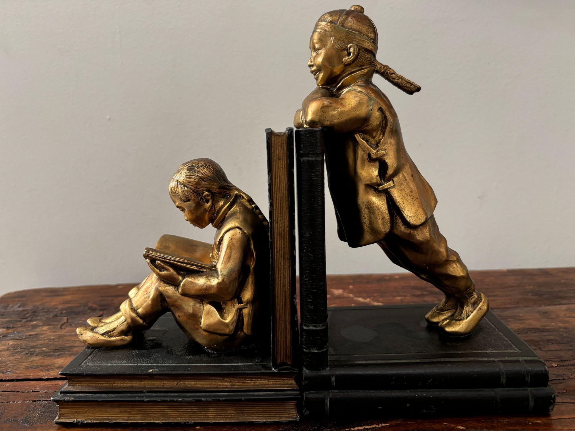 Rari reggilibri dorati in stile Art Deco di Ronson Art Metal Works - Bambini cinesi, circa 1920-1930
Un'eccezionale e rara coppia di reggilibri Art Deco di Ronson Art Metal Works, New York City, 1920-1930 circa. Sapientemente fusi in metallo bianco