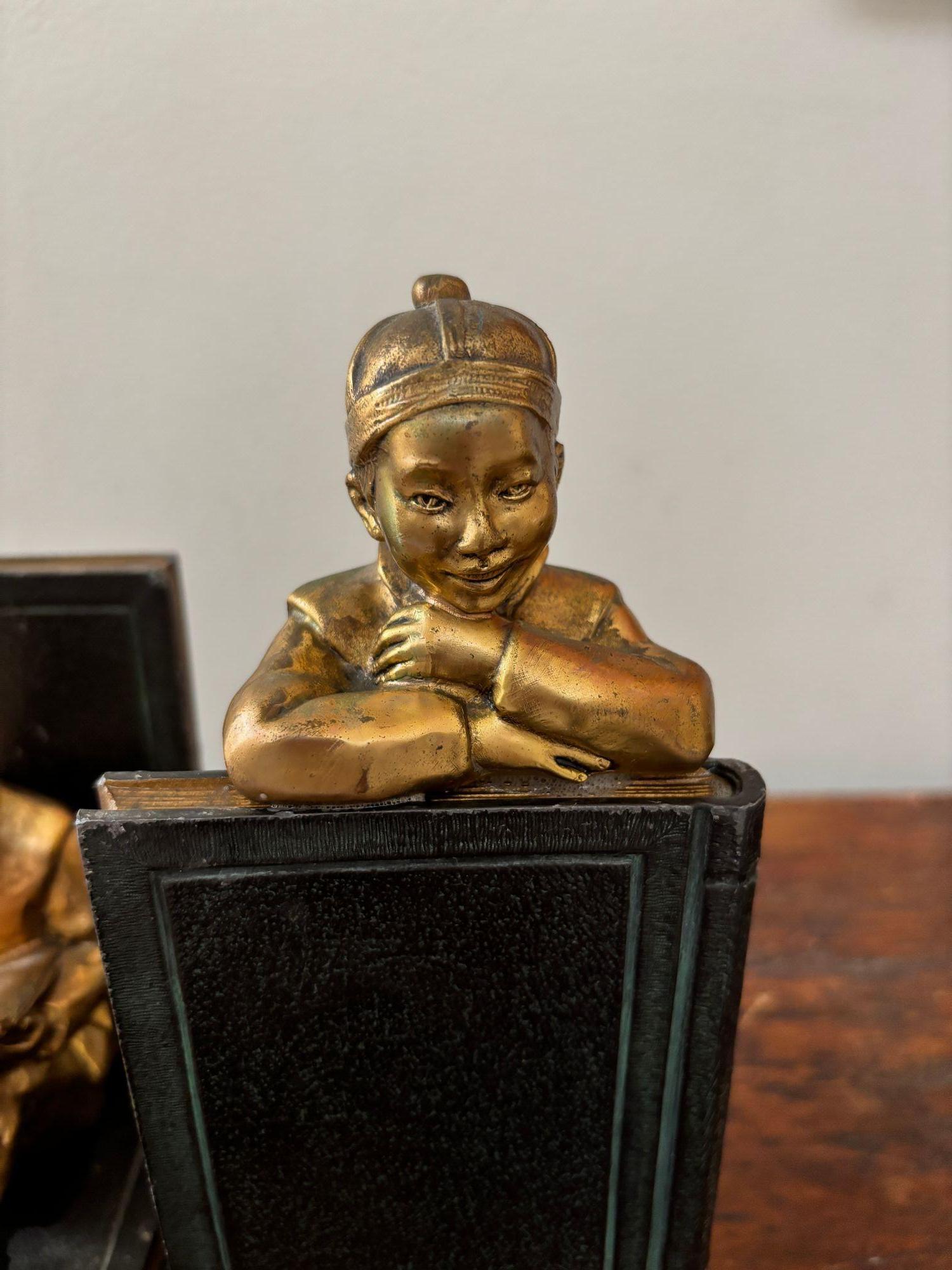 Americano Reggilibri in metallo dorato Art Deco di Ronson Sculture Orientali Circa 1930 in vendita