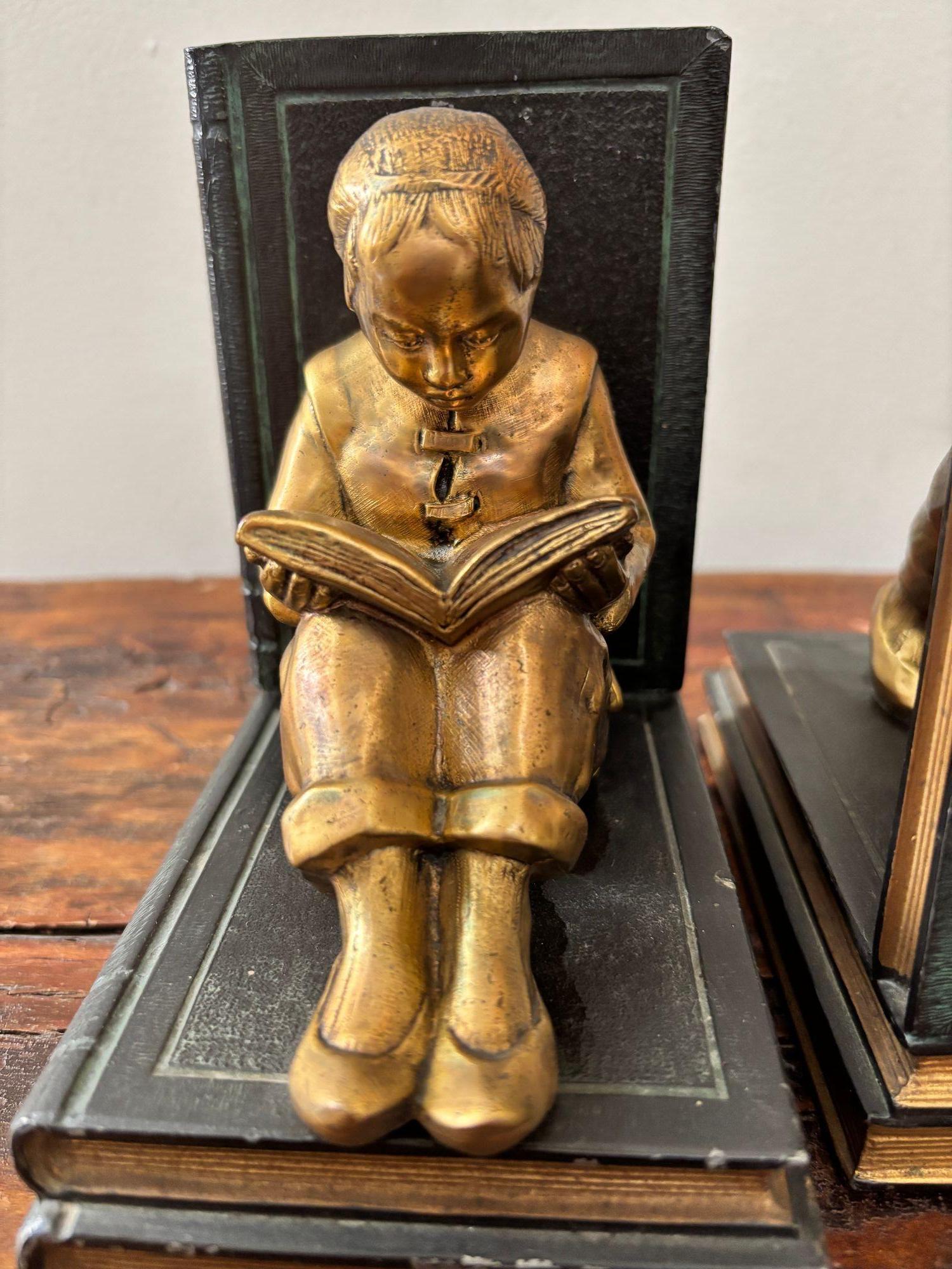 Dorato Reggilibri in metallo dorato Art Deco di Ronson Sculture Orientali Circa 1930 in vendita