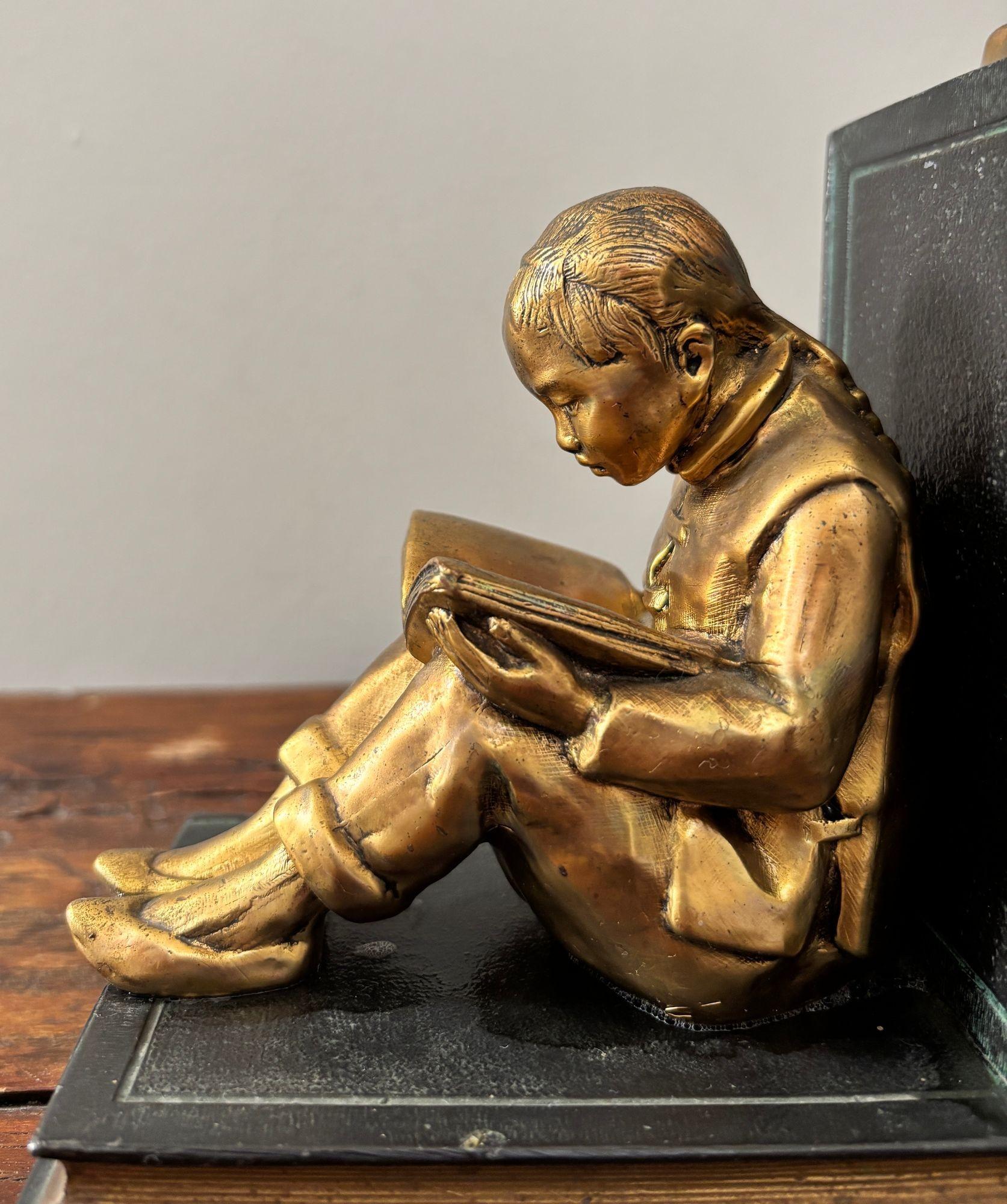 XX secolo Reggilibri in metallo dorato Art Deco di Ronson Sculture Orientali Circa 1930 in vendita