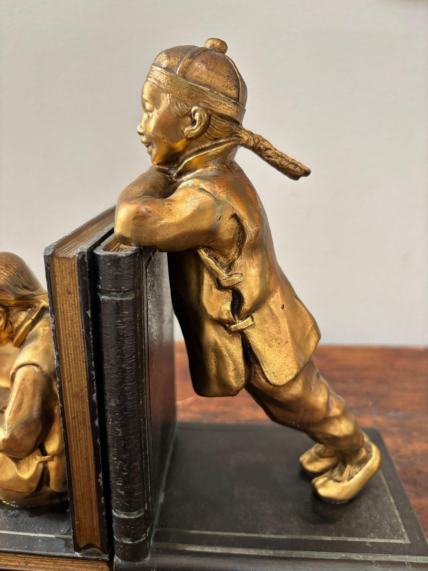 Metallo Reggilibri in metallo dorato Art Deco di Ronson Sculture Orientali Circa 1930 in vendita