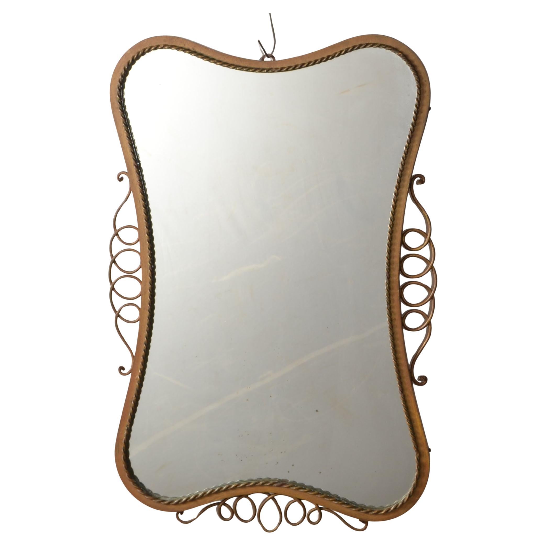 Miroir fantaisiste en laiton Art déco des années 1940 dans le style de Gio Ponti et similaire à Paolo Buffa.
Cadre original en laiton fabriqué à la main avec décoration de vagues sur les trois côtés et support en bois dur pour un accrochage sûr.
En