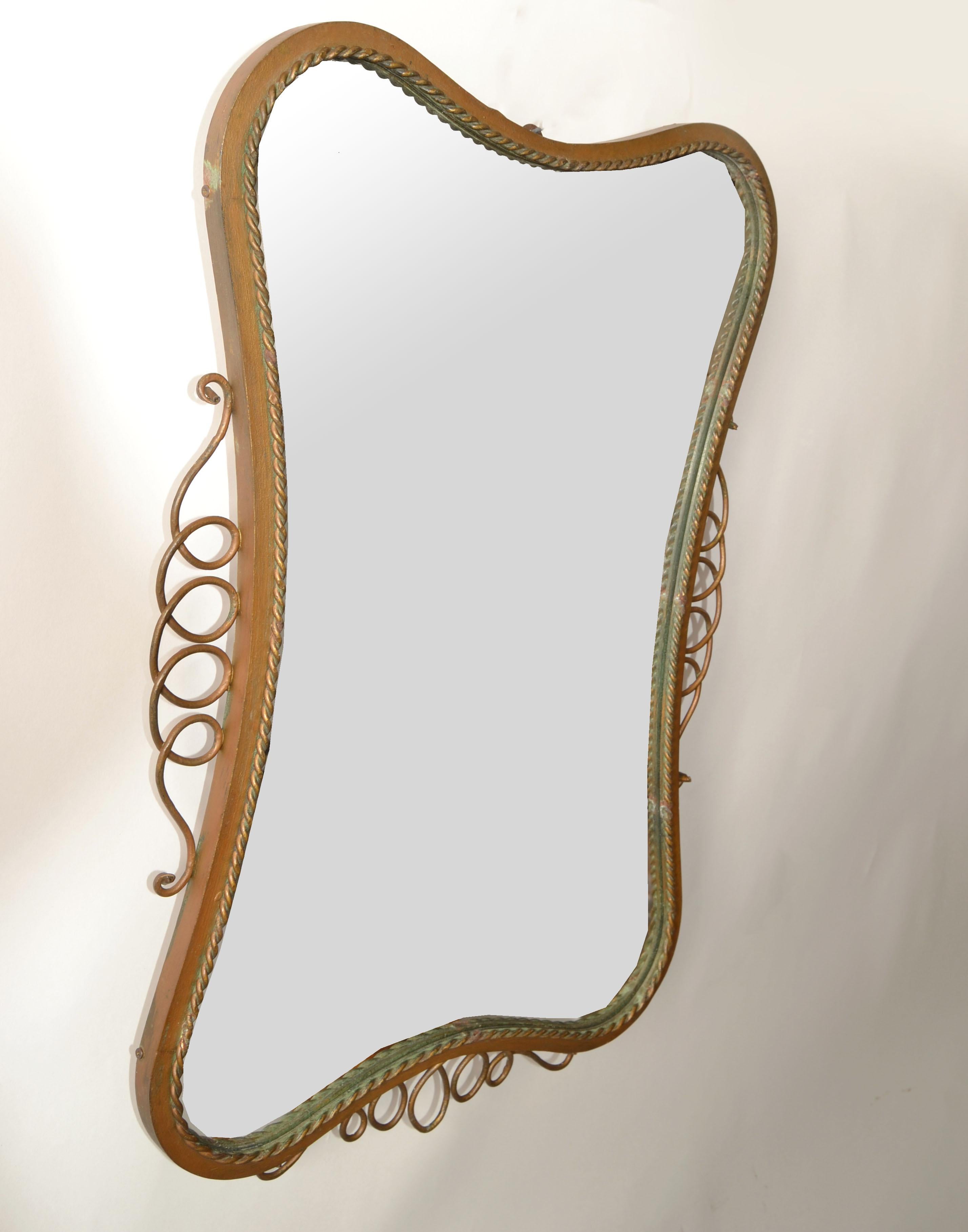 Milieu du XXe siècle Miroir décoré de vagues en laiton Art Déco Gio Ponti Italie 1940 similaire Buffa en vente