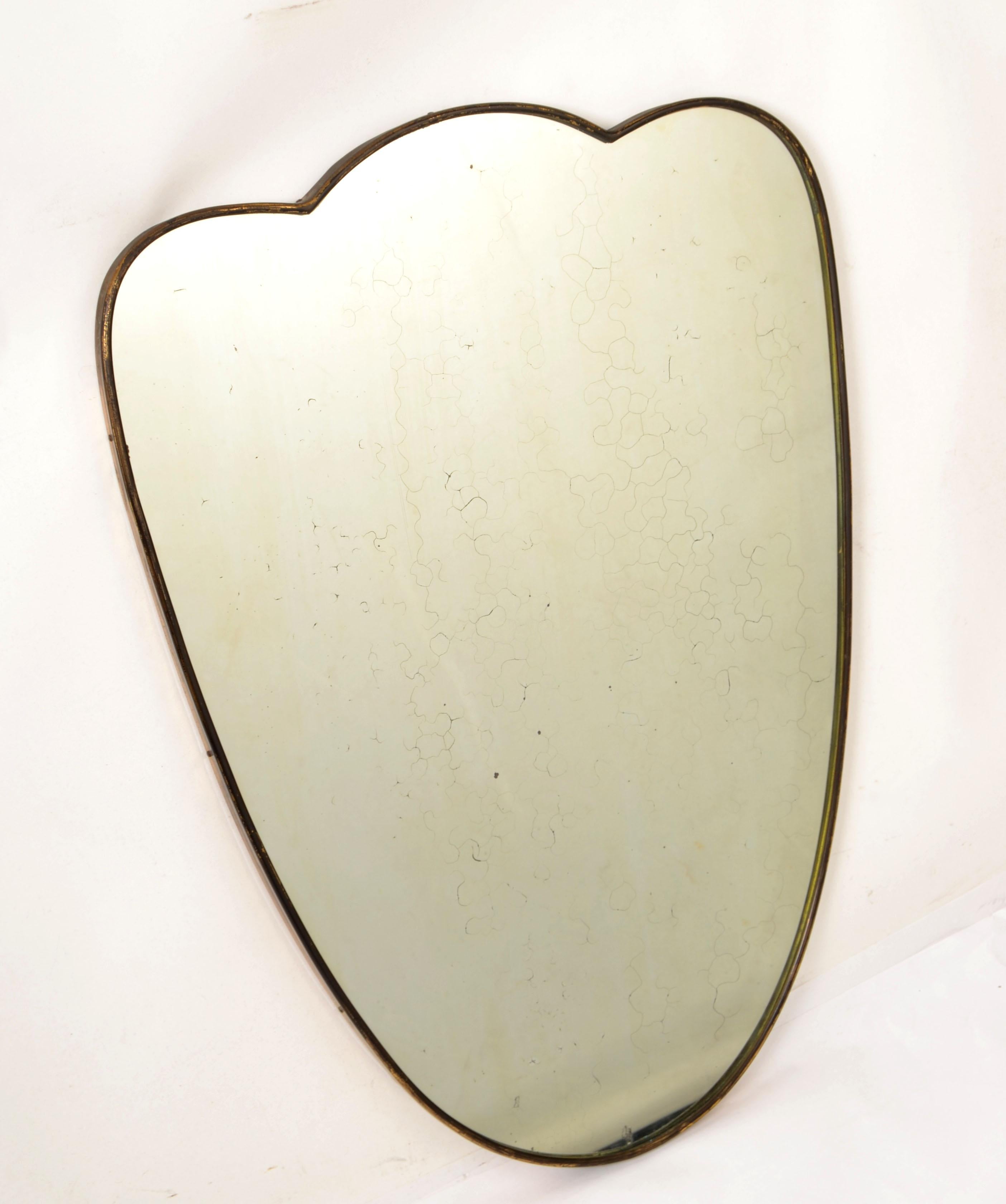 Miroir bouclier en laiton Art déco des années 1940 dans le style de Gio Ponti et similaire à Paolo Buffa.
Cadre original en laiton fabriqué à la main avec support en bois dur pour une suspension sûre.
En bon état, avec quelques taches et rousseurs