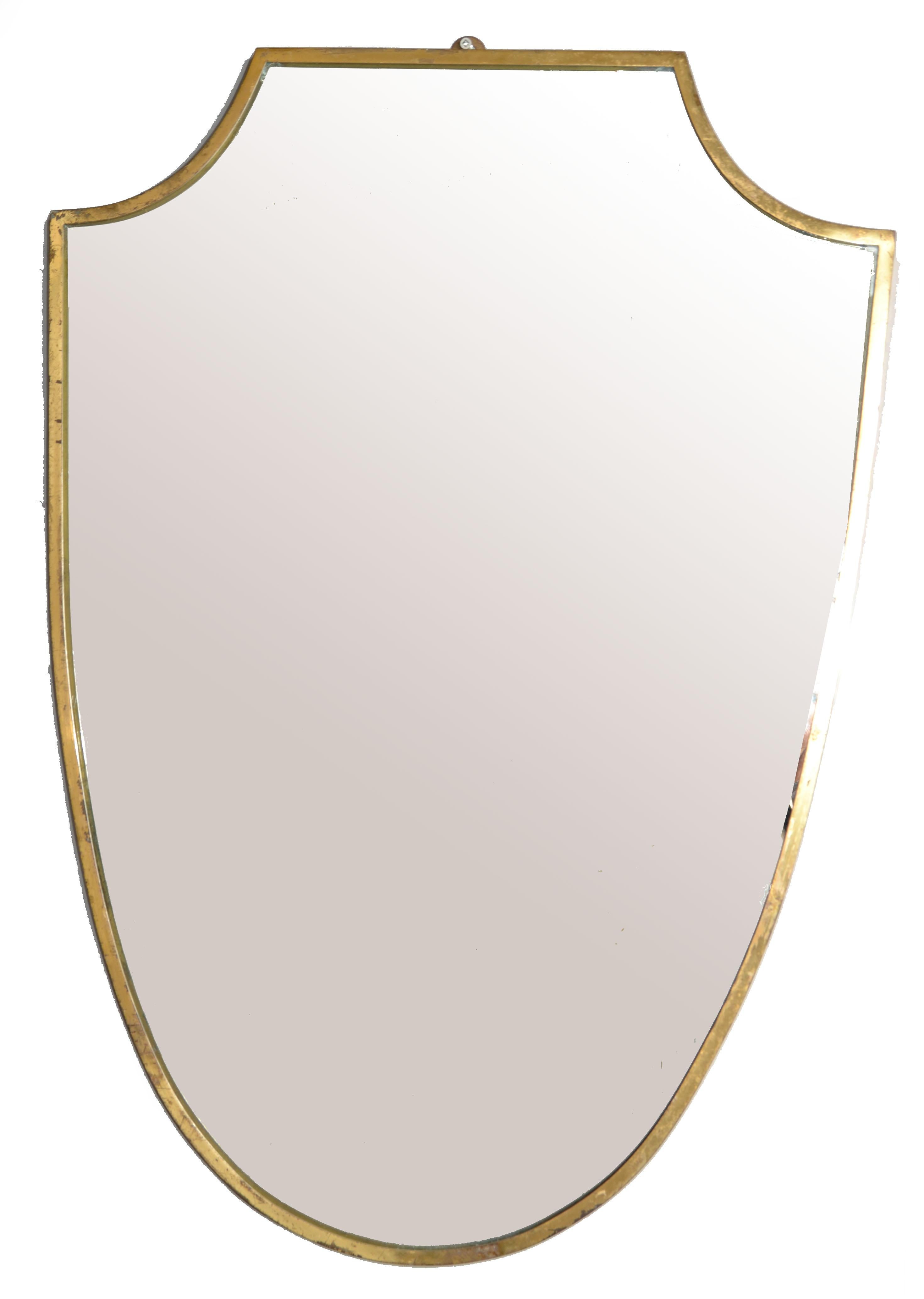 Miroir bouclier en laiton Art déco des années 1940 dans le style de Gio Ponti et attribué à Paolo Buffa.
Cadre original en laiton fabriqué à la main avec support en bois dur pour une suspension sûre.
En bon état, avec quelques taches et rousseurs