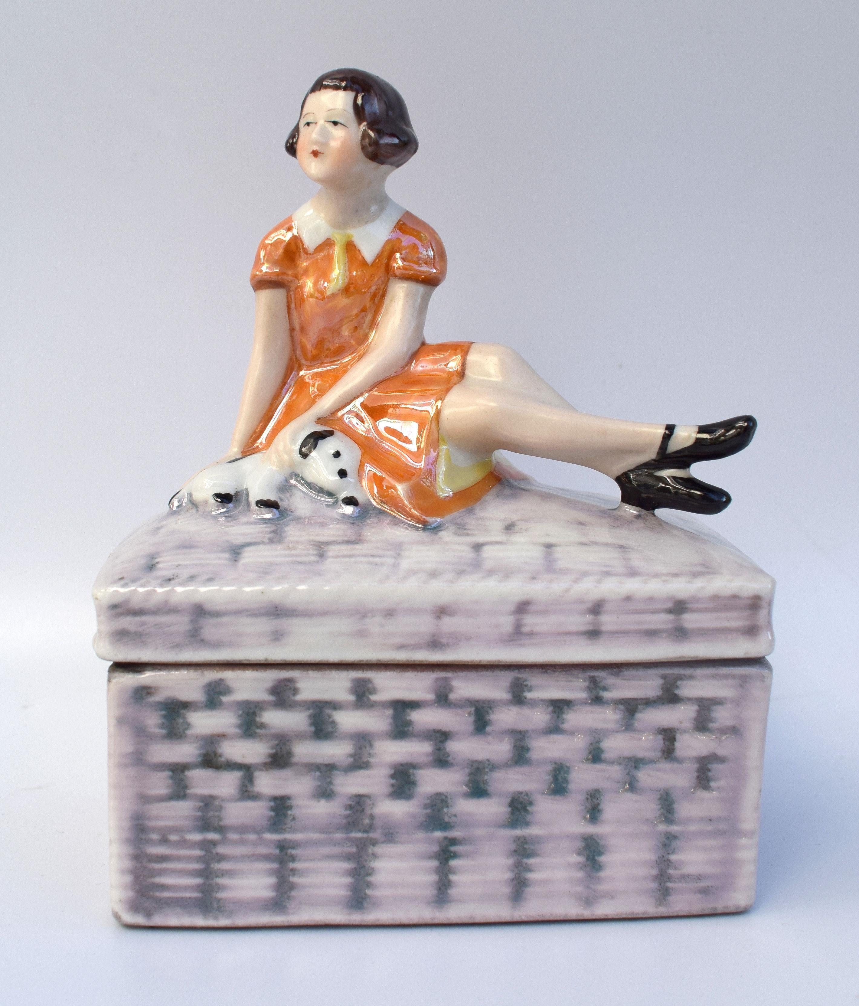 Porcelaine Boîte à bijoux Art Déco pour fille et chiot:: vers 1930 en vente