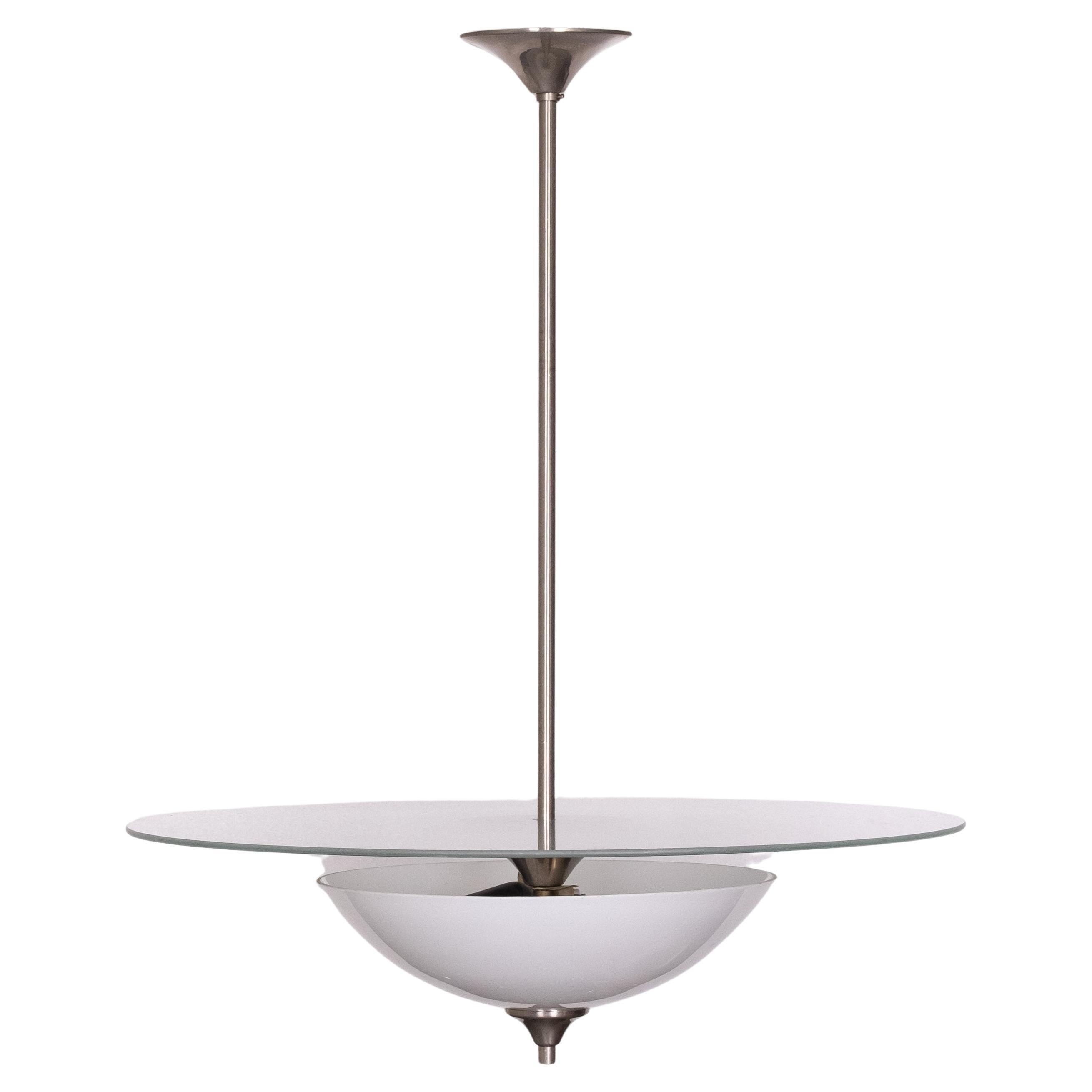 Bellissima lampada a sospensione Art Deco, con montante in nichel. 
Un paralume in vetro opalino, con un grande disco di vetro. 2 lampadine E27 grandi 
necessaria. Questa lampada è un'edizione successiva. Licenza  da  Gispen 
Prodotto da  Giso 