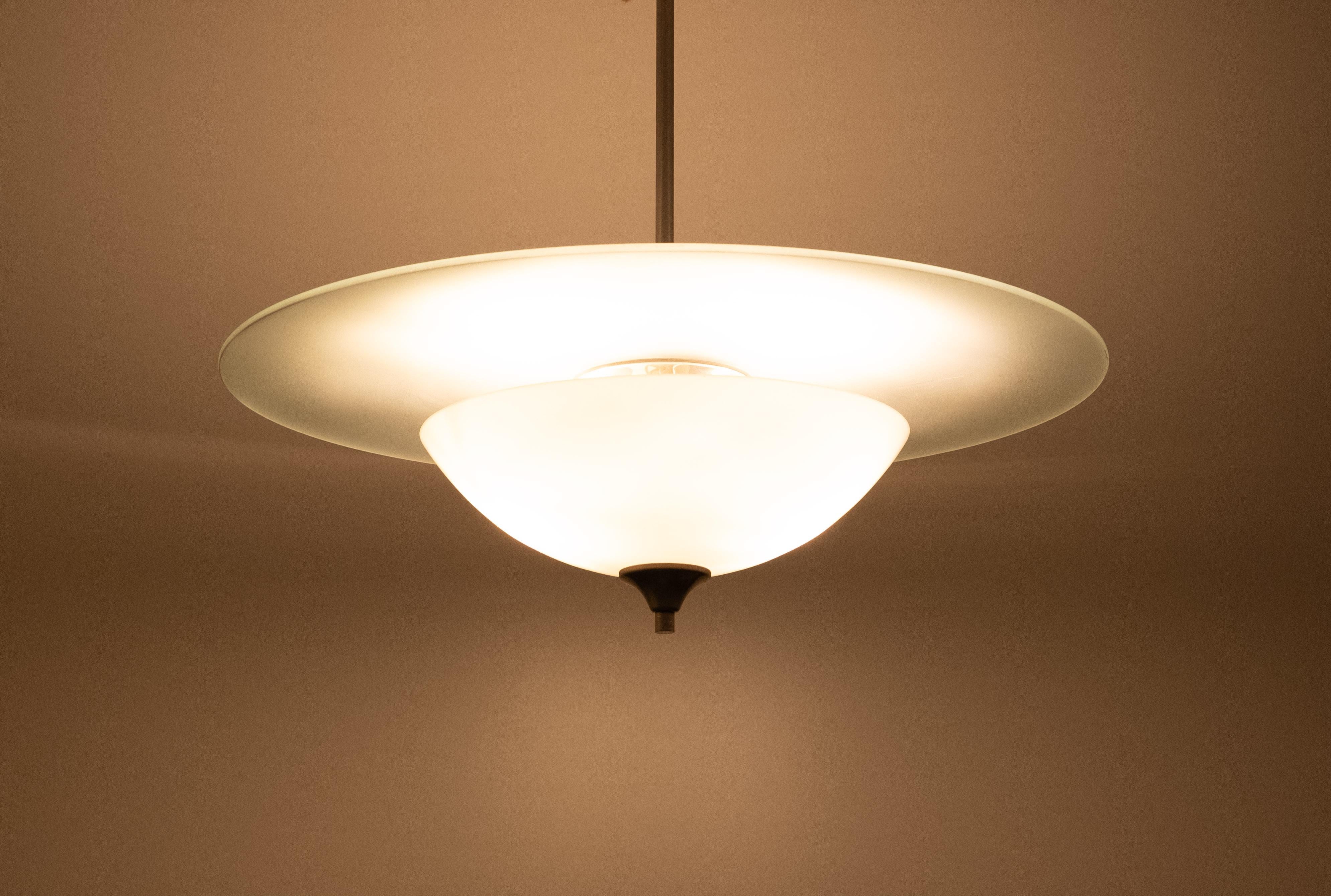 Metà XX secolo Art Déco   Gispen  Lampada a sospensione  ''modello'' Mezzaluna in vendita
