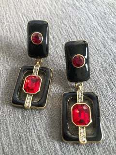 Art-Dco-Klappbrisur-Ohrringe aus schwarzer Emaille und rotem Rubinkristall