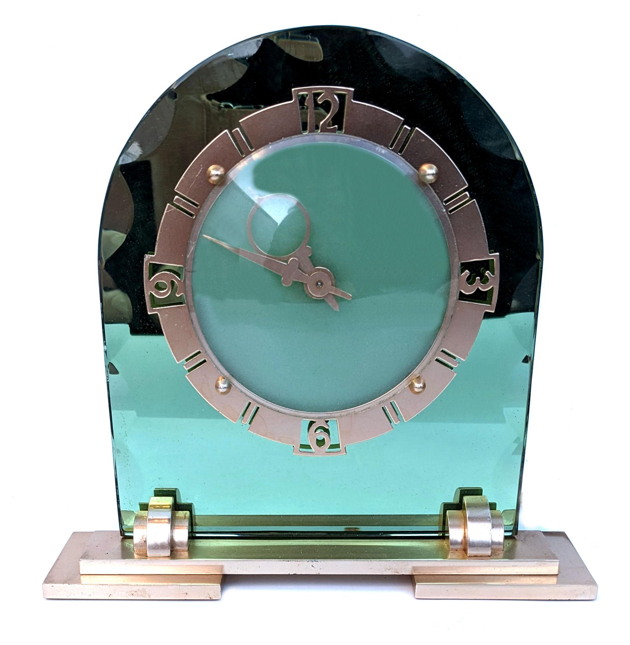 Für Ihre Betrachtung ist dieses grüne Glas Spiegel Art Deco Uhr. Schöner Zustand für sein Alter ist diese völlig authentisch 1930er Art Deco-Stil Spiegel Uhr, die aus England stammt. Hergestellt von Smith's English Clocks Ltd von London, Works auf