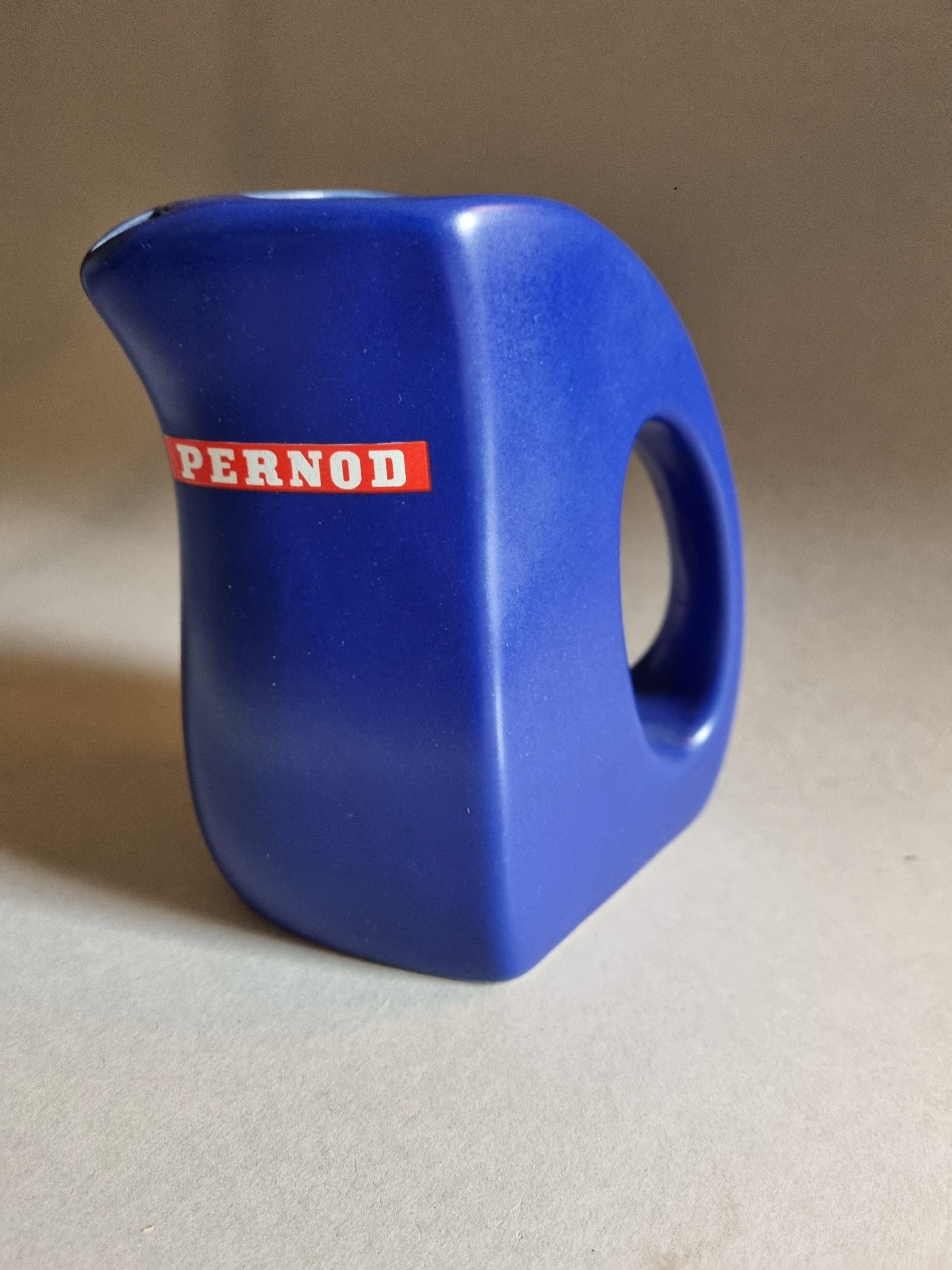 Dieser gebrauchte Wasserkrug mit einer Fassungsvermögen von 1/2 L ist ein Sammlerstück für alle Fans von Pernod. Der blaue Krug ist besonders selten und eignet sich nicht nur zum Gebrauch, sondern auch perfekt als Dekorationsobjekt.

