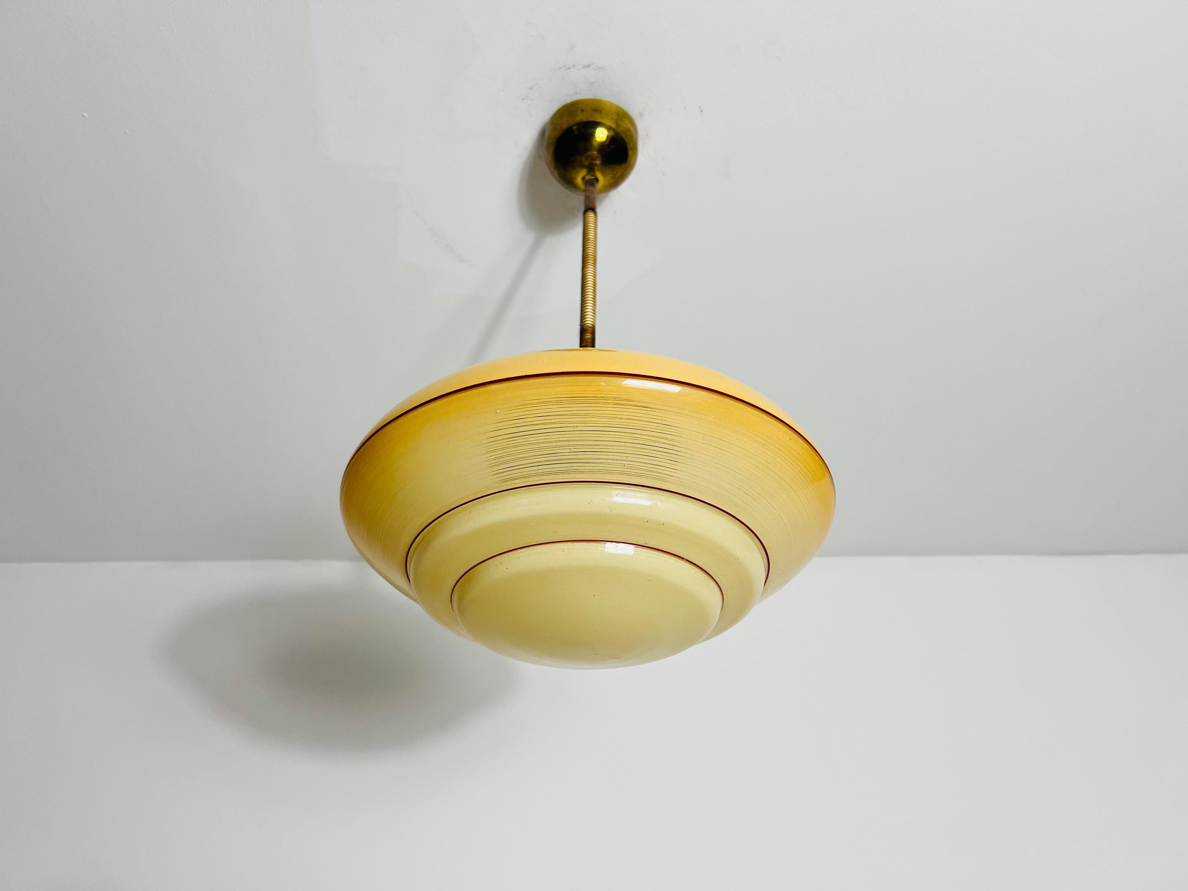 Lampada da soffitto in vetro e ottone Art Deco, anni '30, Germania In condizioni buone in vendita a Hagenbach, DE