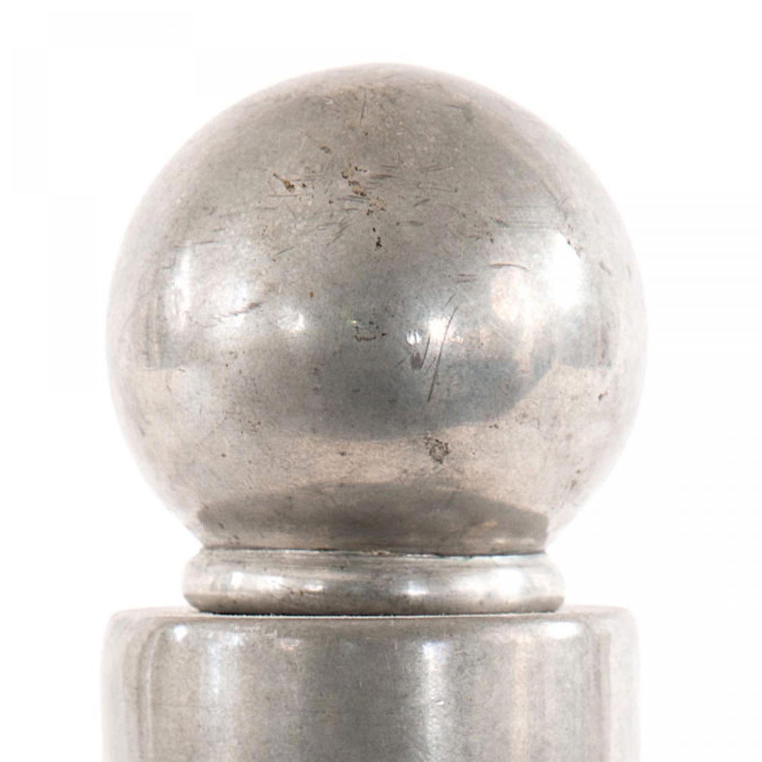 Decanter quadrato concavo in vetro e peltro di Continental Art Deco con tappo di sughero sferico e angoli a ventaglio.