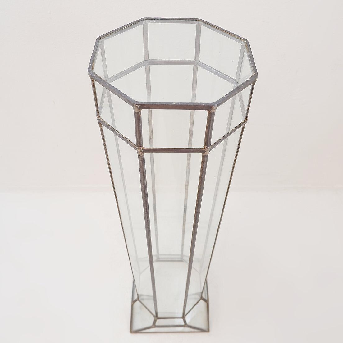 Art-Deco-Säule aus Glas und Zink
Art Deco Stil - Blumenständer Pedestal
Maße: Basis: 30x30cm H: 108cm 
Ø 26,5cm 
MATERIALIEN : Glas - Zink 
