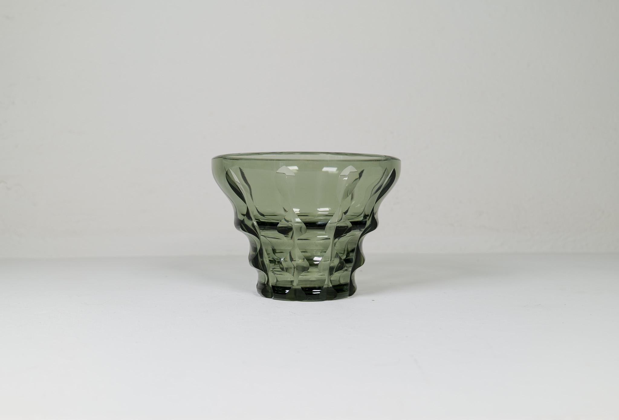 This piece was made in Sweden during the late 1920 early 1930s. M
Exceptional made in green, grey tones this bowl makes a great art deco look. 

Good vintage condition. 

Measures:  H 15 cm, D 20 cm 
 
