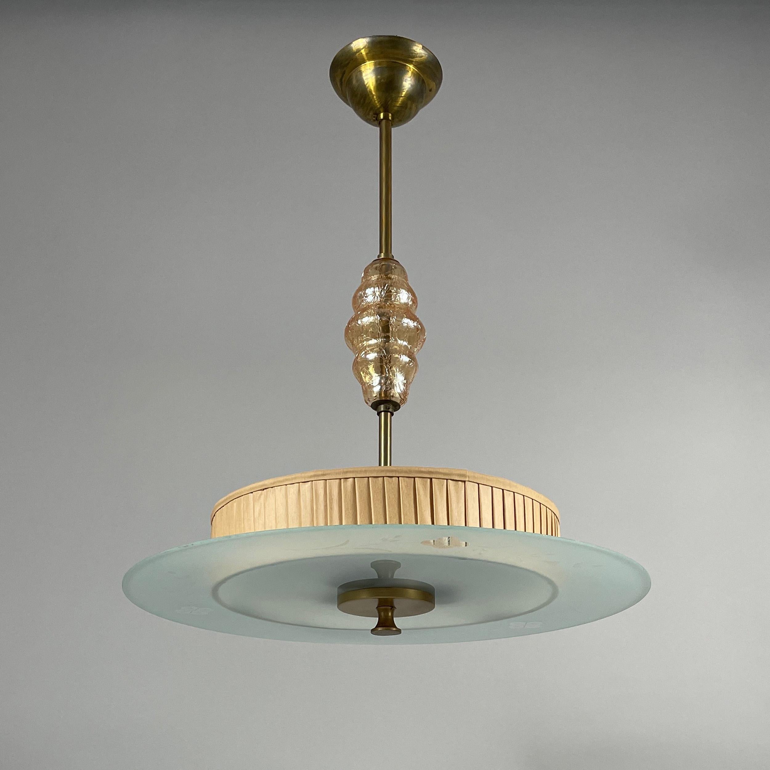 Elegant Swedish Grace era Pendant, 1930s to 1940s.

This 1930s Swedish pendant lamp is a refined example of Art Deco or early modernist design, characterized by a harmonious combination of materials and textures. 

The light features a brass canopy