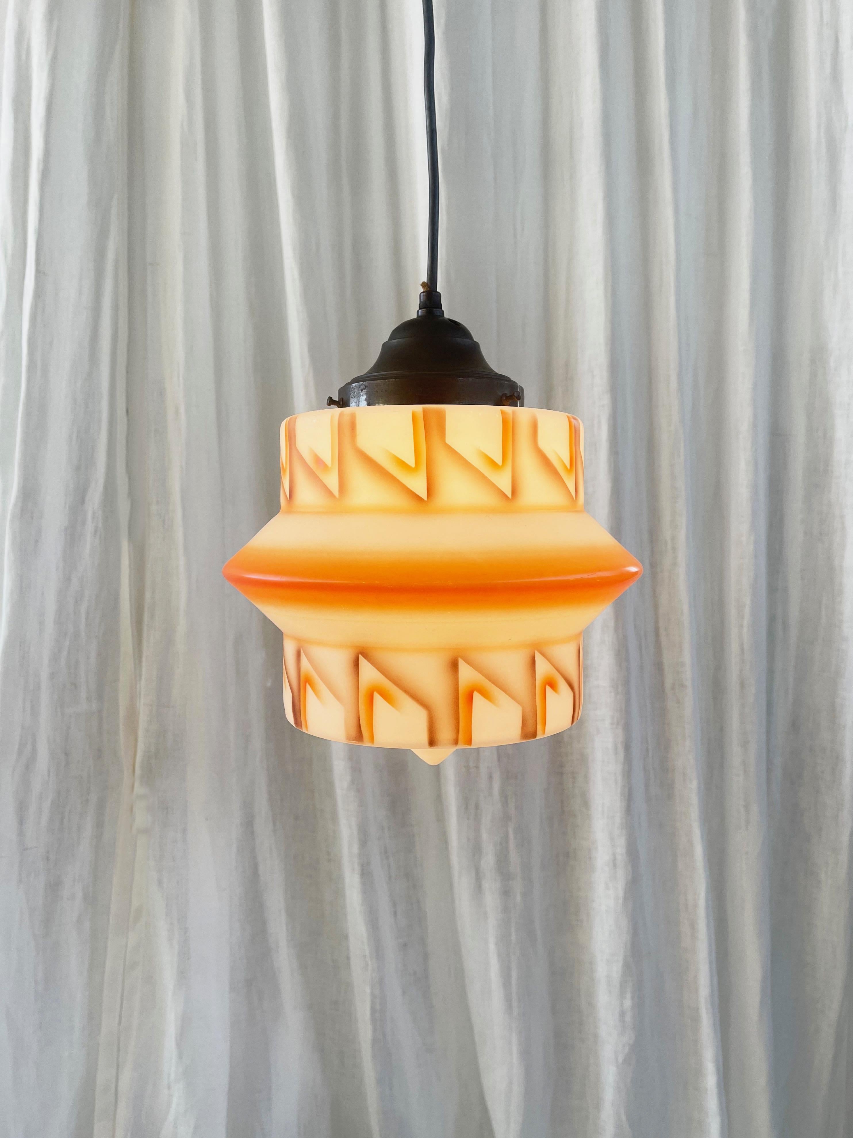 Tedesco Lampada da soffitto in vetro Art Deco, arancione e bianco smerigliato e ottone, Germania anni '30 in vendita