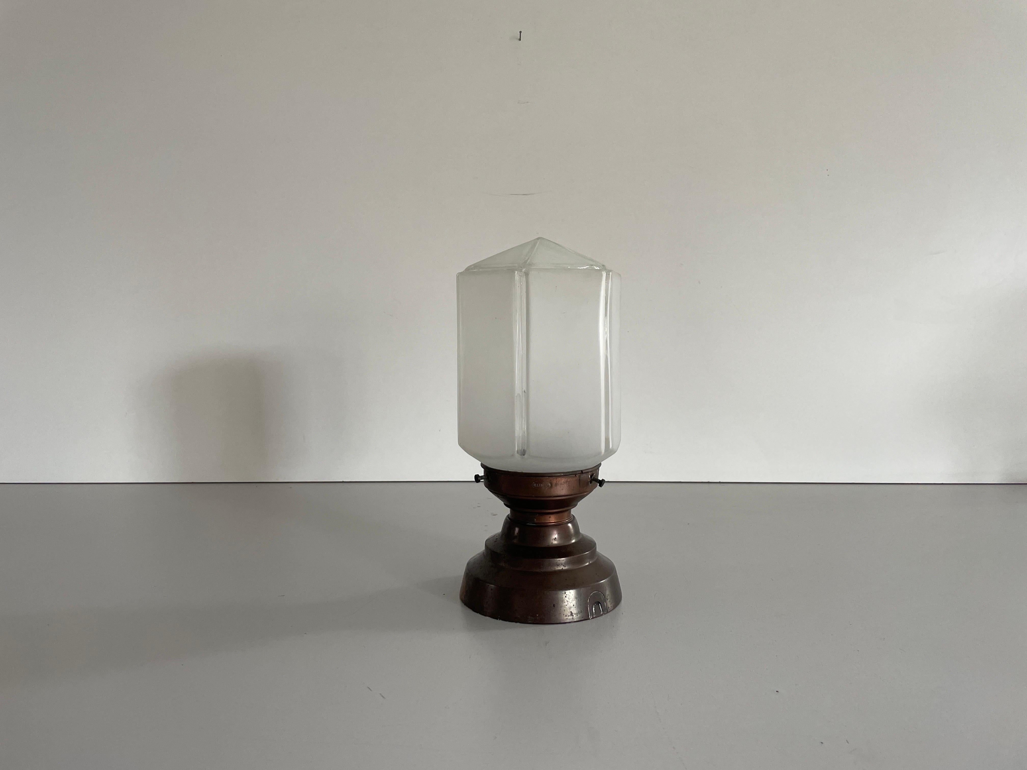 Lámpara de techo de cristal Art Decó con base de cobre de Zenith, años 30, Alemania

Lámpara colgante de diseño elegante y minimalista

La pantalla está en buen estado. 
Esta lámpara funciona con una bombilla E27. 
Con cable y apto para su uso con