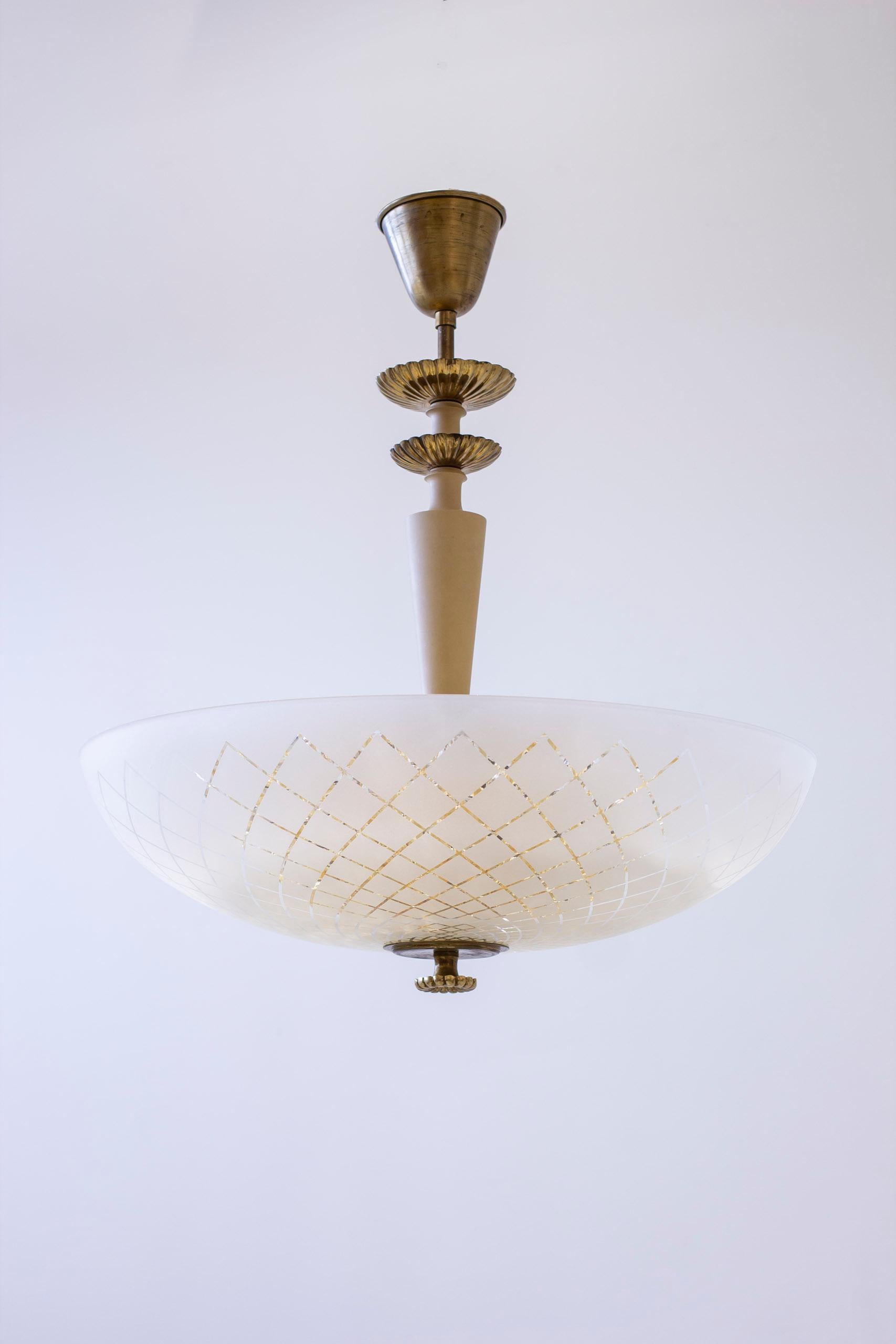 Suspension moderne suédoise, modèle 939, conçue par Bertil Brisborg et Carl Fagerlund. La lampe a été fabriquée par Nordiska Kompaniet et le verre par Orrefors glasshut. Le verre est signé Orrefors et porte le numéro de modèle 939 (Photo