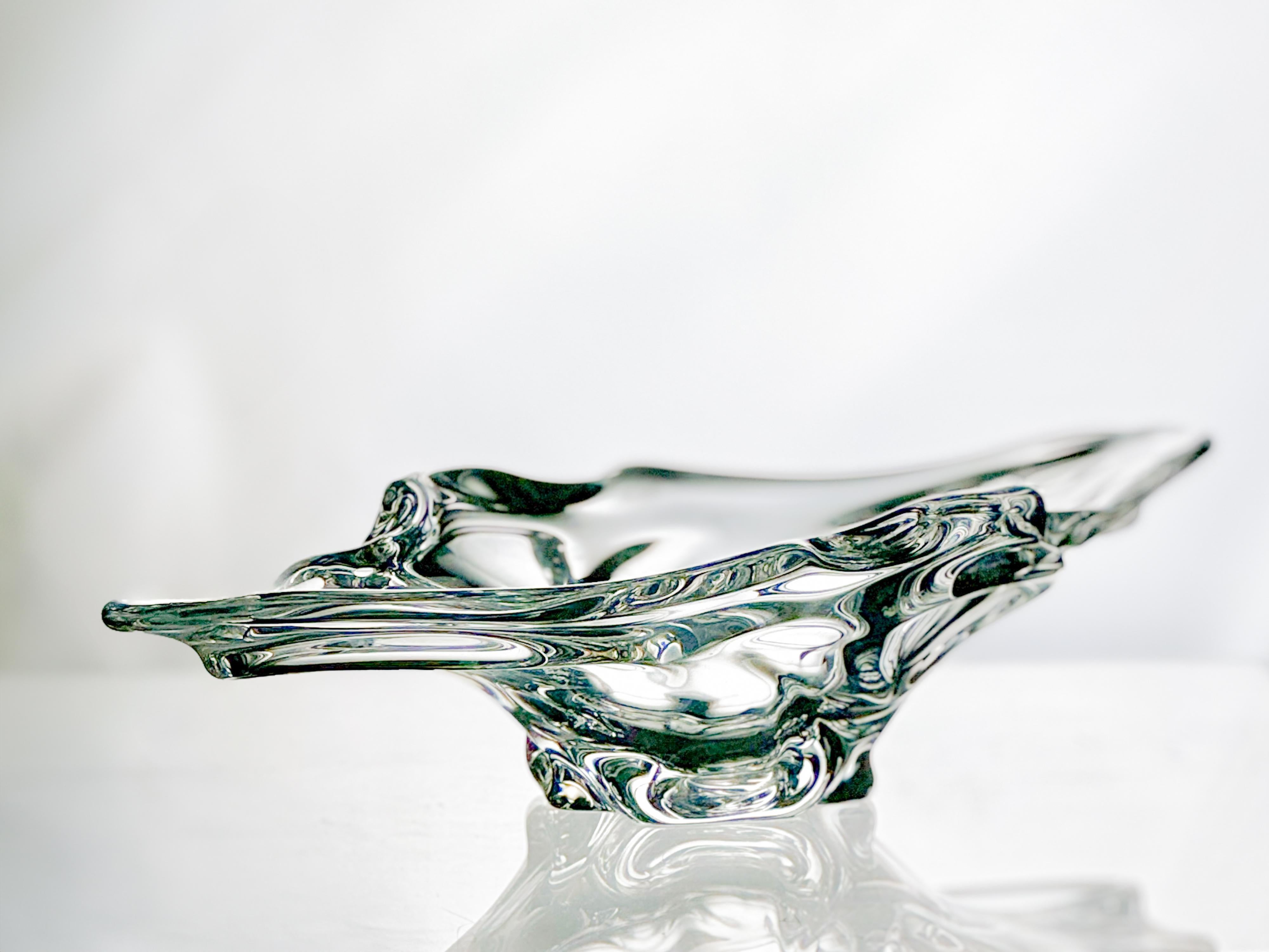 Ein großer französischer Loraine Crystalerie Tafelaufsatz aus klarem Glas, ca. 1950er Jahre, 

Markierung auf der Unterseite.