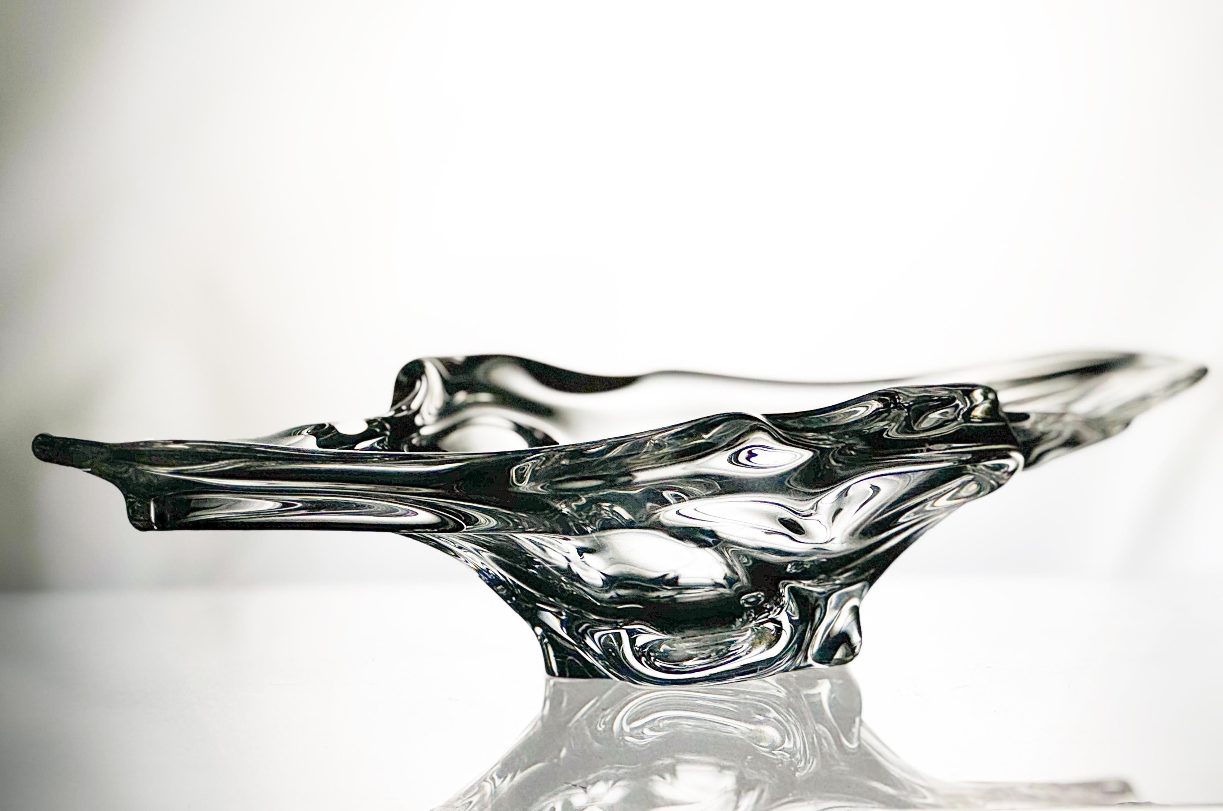 Ein Tafelaufsatz aus Klarglas von Loraine Crystalerie aus Formglas aus den 1950er Jahren.

Das Stück reflektiert das Licht in hypnotischen Wellen und bildet einen auffälligen Blickfang auf einem Esstisch, einer Konsole oder einer Anrichte. Seine