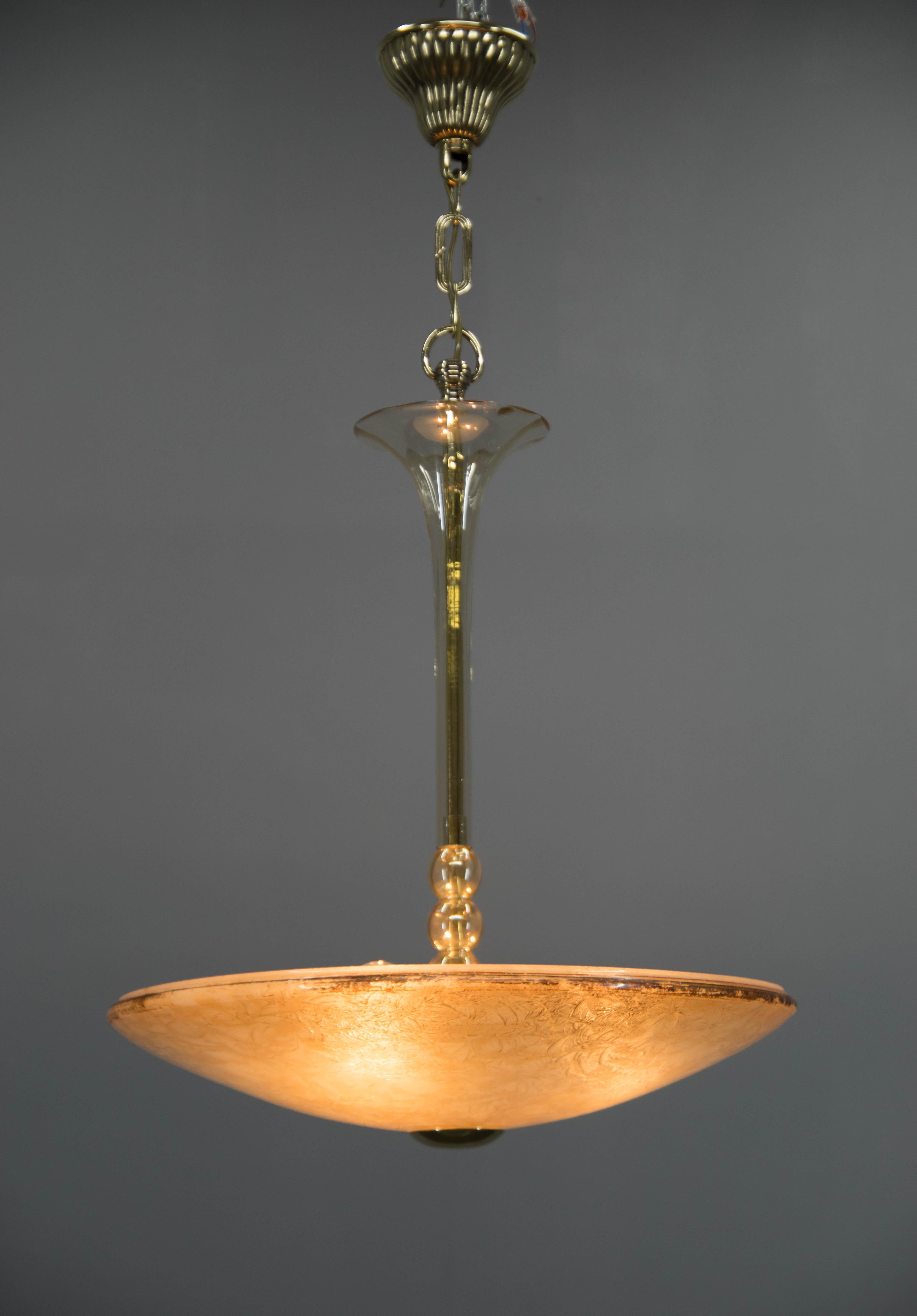 Lampadario Art Déco realizzato da Kamenicky Senov in Cecoslovacchia negli anni Trenta.
Pulito, ottone rifinito, ricablato: 3x60W, lampadine E25-E27
La catena può essere facilmente accorciata.
Compatibile con il cablaggio USA
