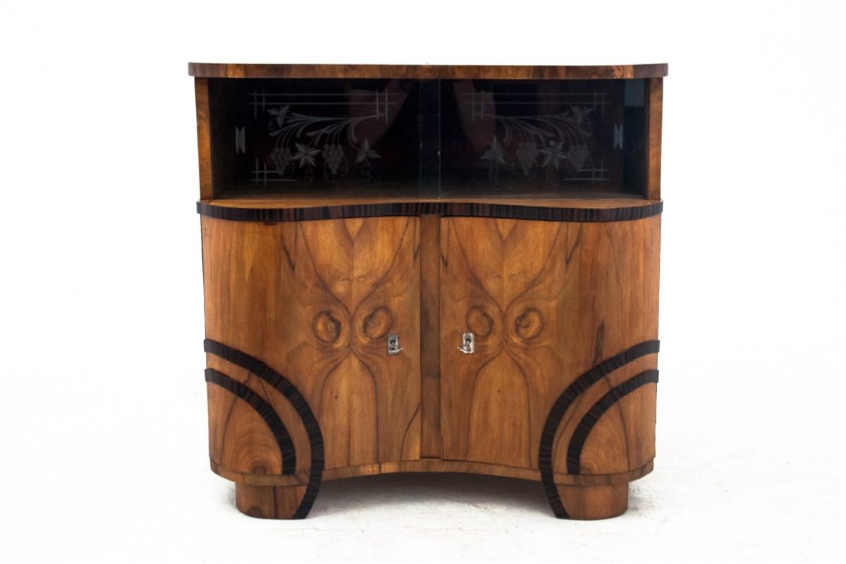 Art Deco chest of drawers from the mid-20th century.

Furniture in very good condition, after professional renovation.

Dimensions: height 71 cm / width 74 cm / depth 51 cm