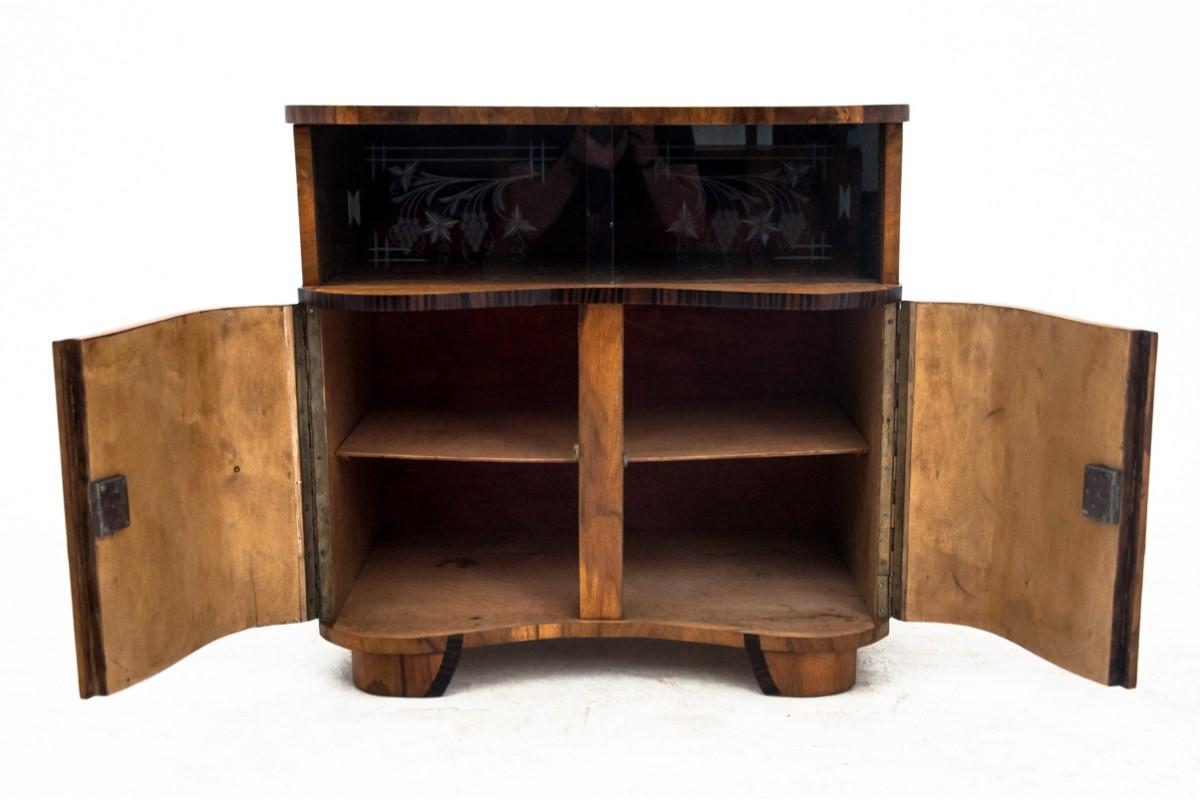 Noyer Commode en verre Art déco, Pologne, années 1950. Après la rénovation. en vente