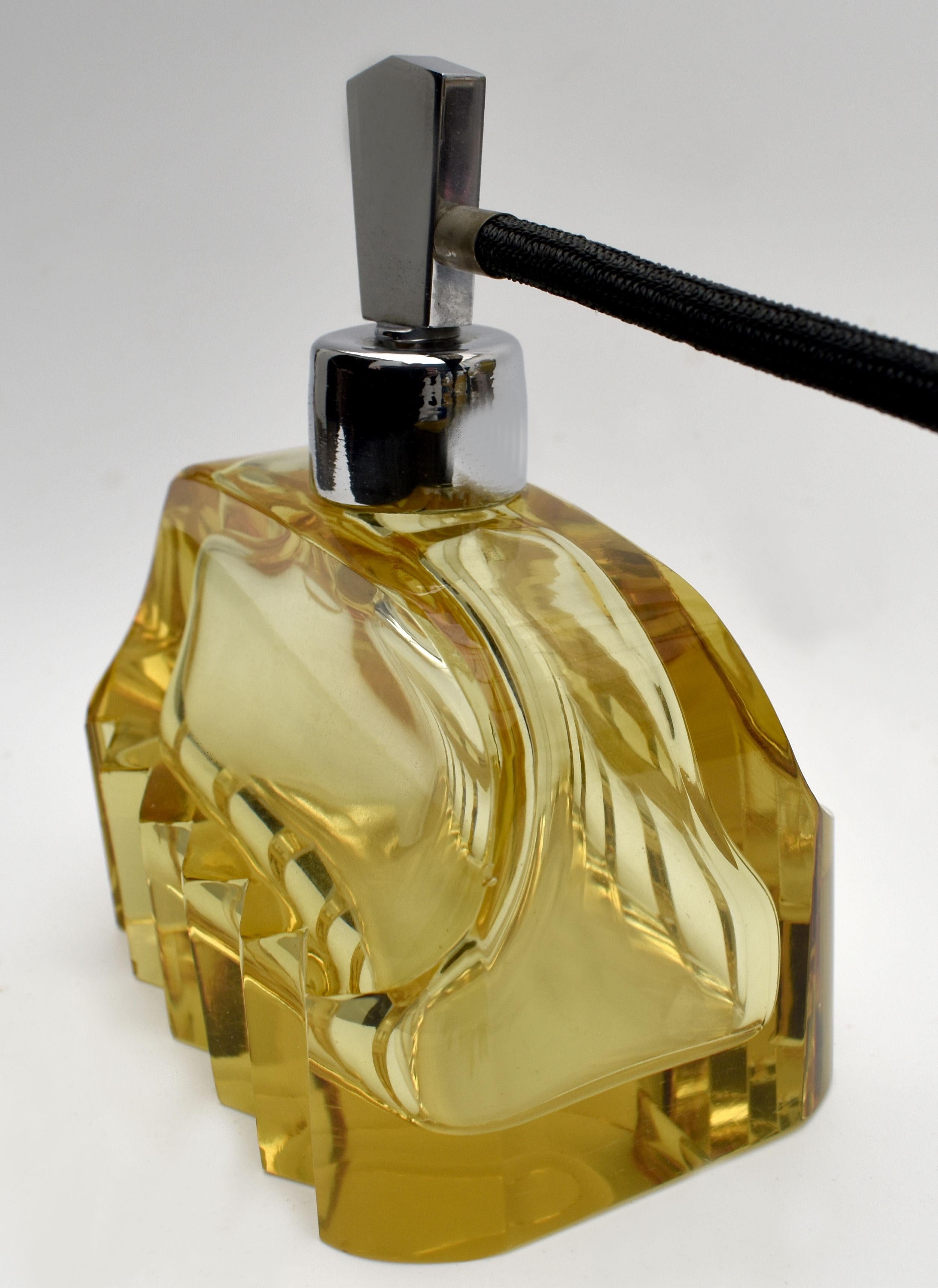 Atomiseur de parfum géométrique Art déco en verre et chrome, Angleterre, années 1930 en vente 1