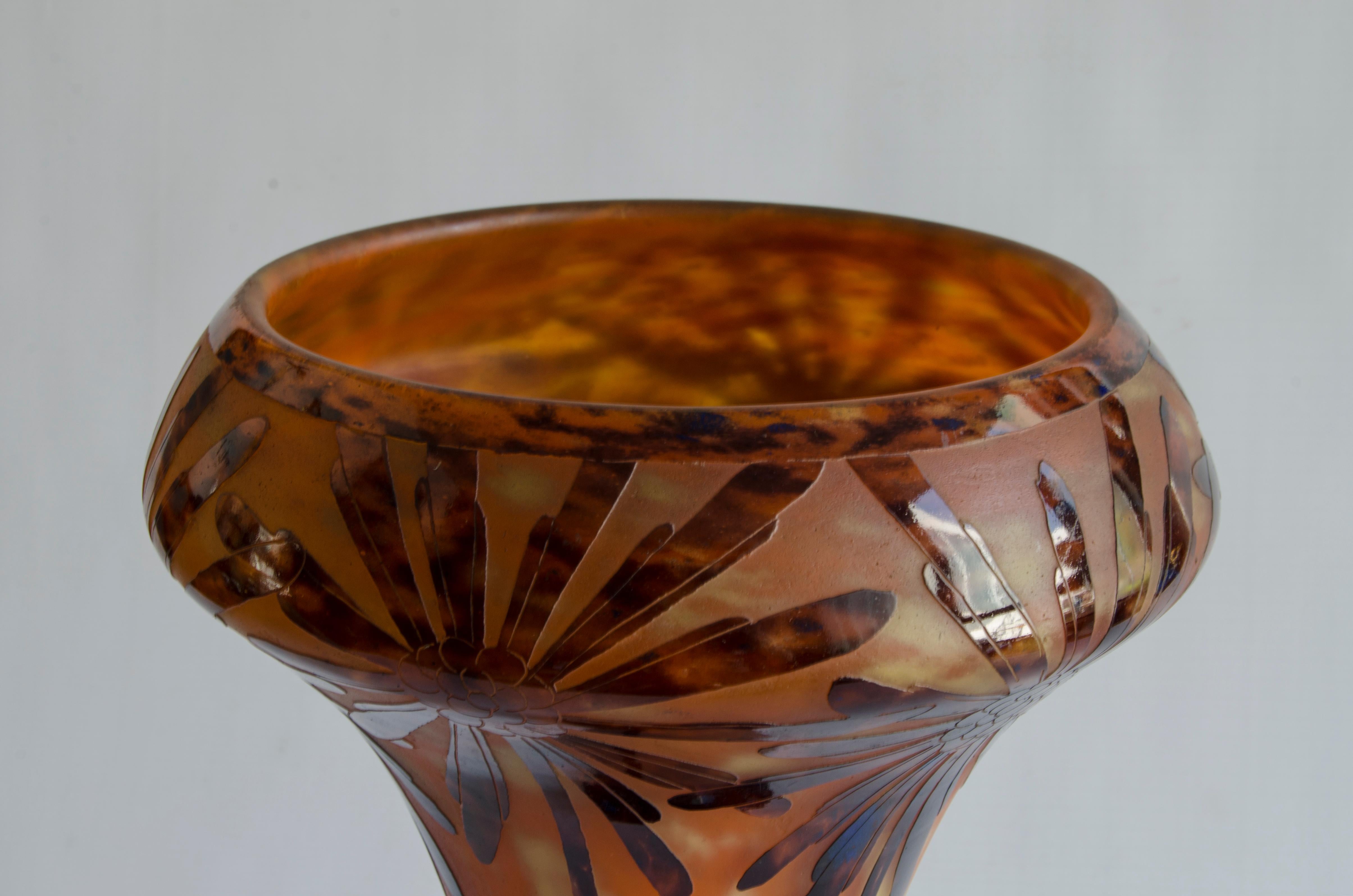 Cocotier en verre Art Déco
France circa 1930 état parfait
signé Charder
Charles Schneider.
Parfait état

Charles Schneider était un artiste verrier Art déco, né à Elzas, en Allemagne, en 1881. Schneider s'est ensuite installé à Nancy, l'une des