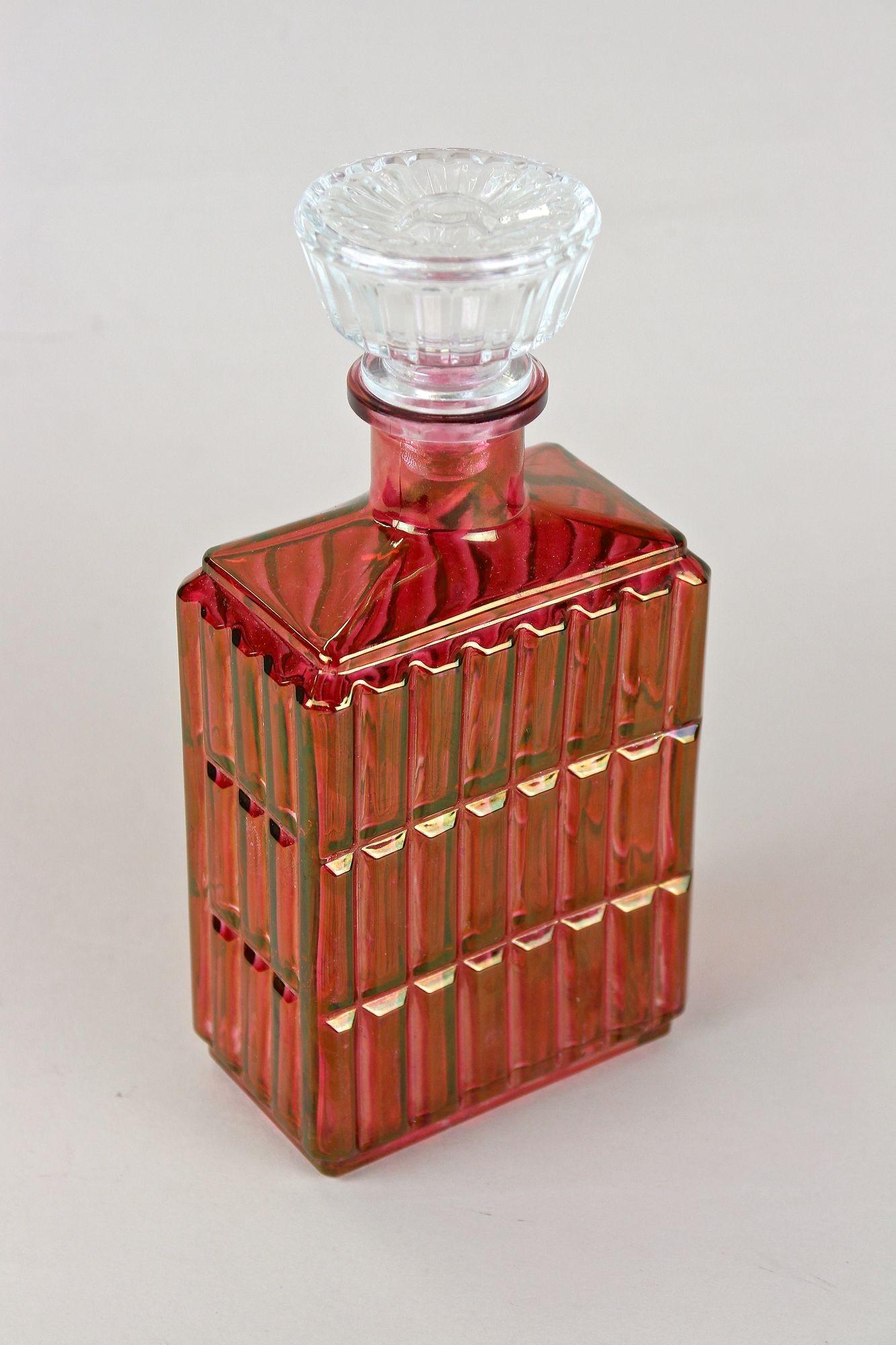 Art Deco Glass Decanter/ Liquor Bottle, Red/ Gold Iridescent, Austria Ca. 1930 In Good Condition For Sale In Lichtenberg, AT