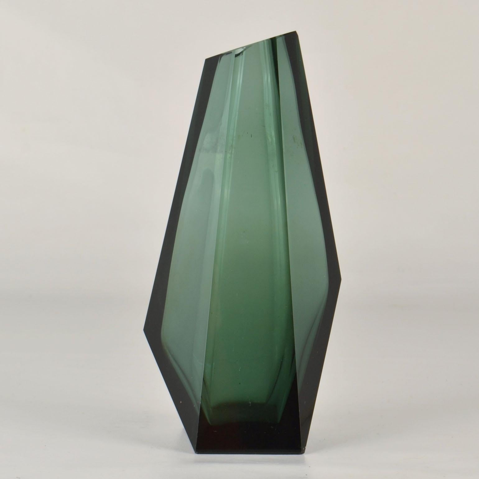 Vase asymétrique en verre vert émeraude taillé à facettes, Art déco français. 