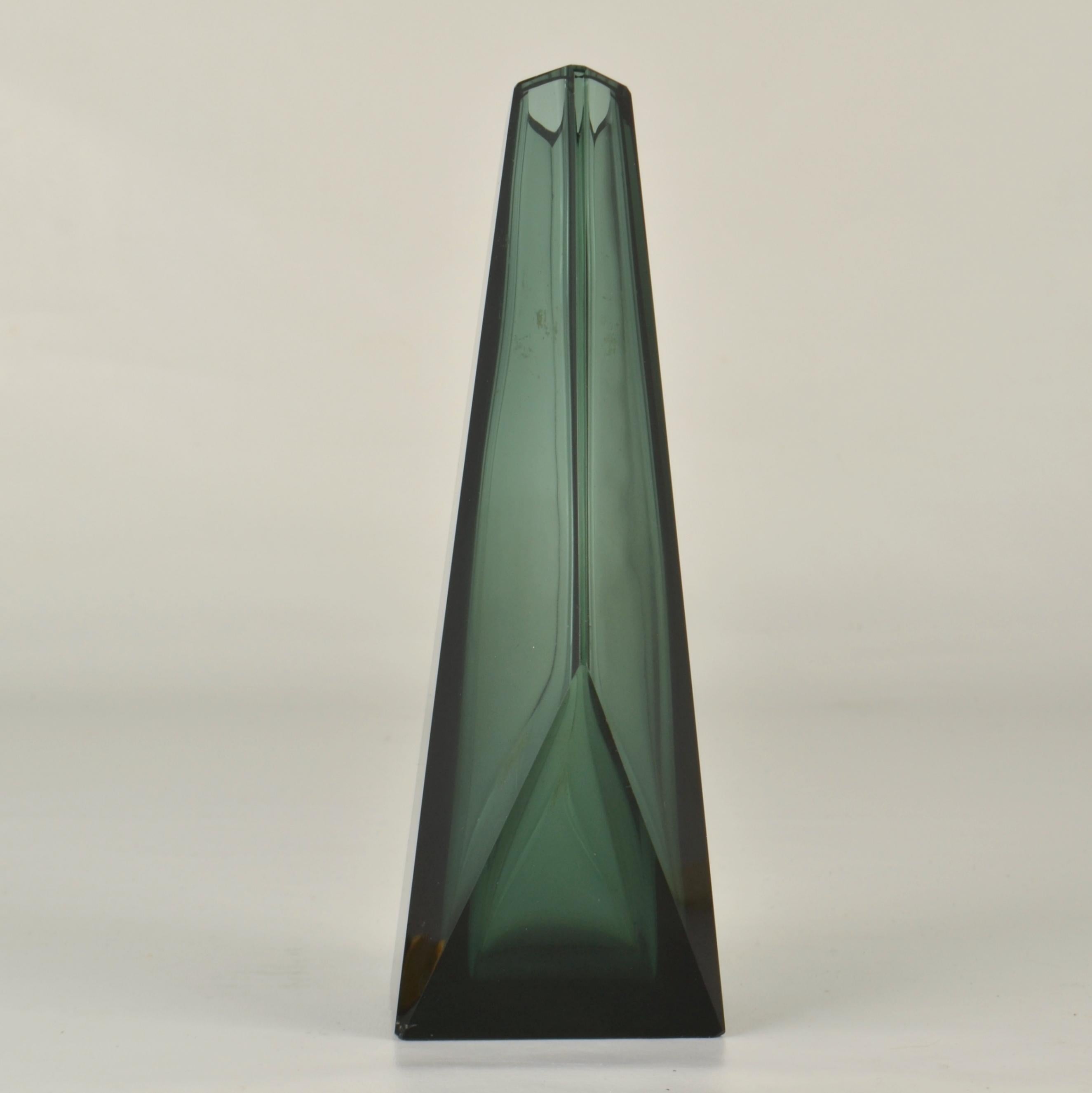 Art Deco Glas Facettenschliff Smaragdgrün Vase  (Französisch) im Angebot