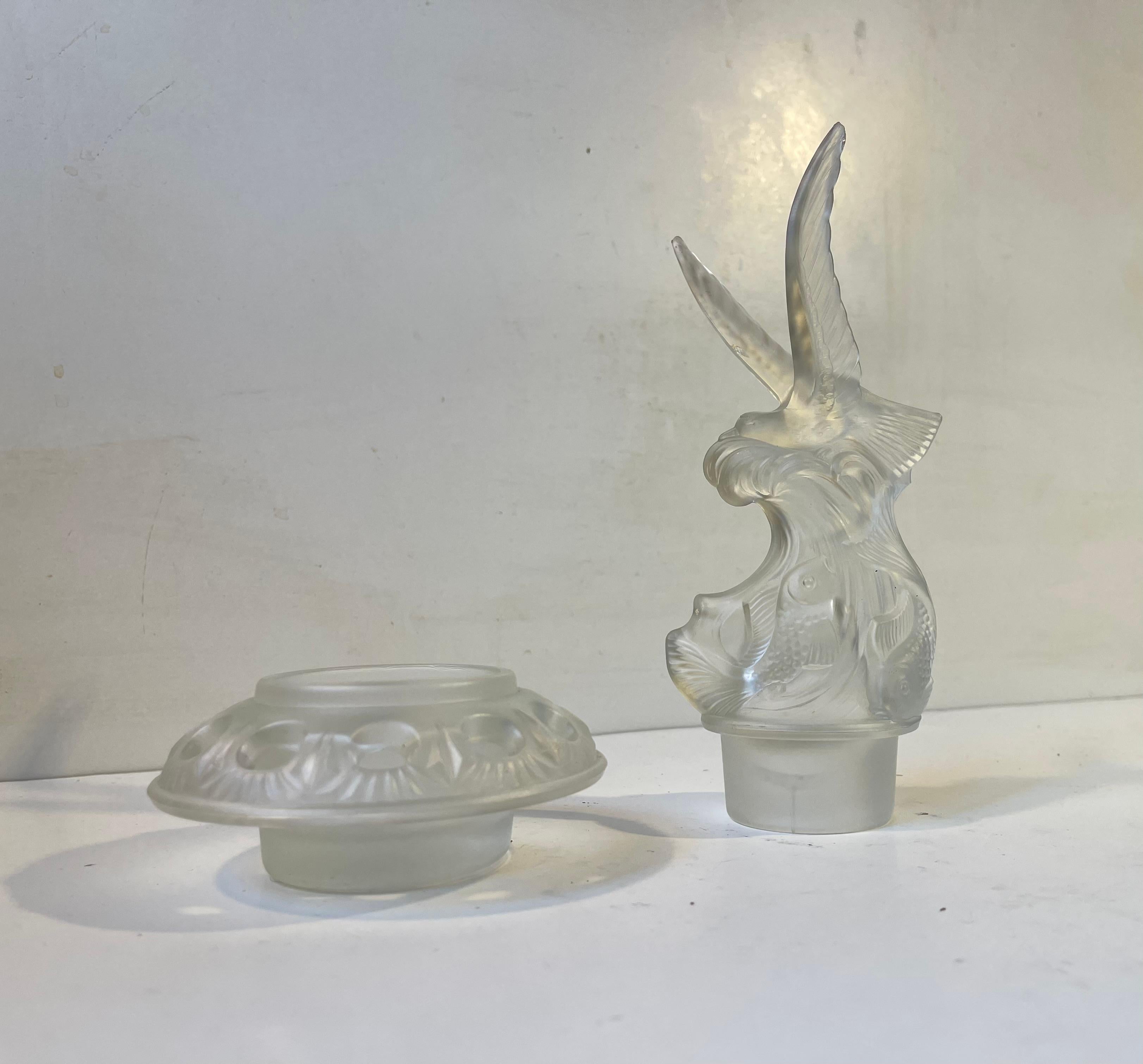 Una rana scultorea smerigliata in vetro artistico pressato. Stile Art Deco inconfondibile. Utilizzalo per decorazioni floreali, per un ninnolo di gioielli o per un vaso scultoreo. Di origine europea sconosciuta, realizzato in uno stile che ricorda