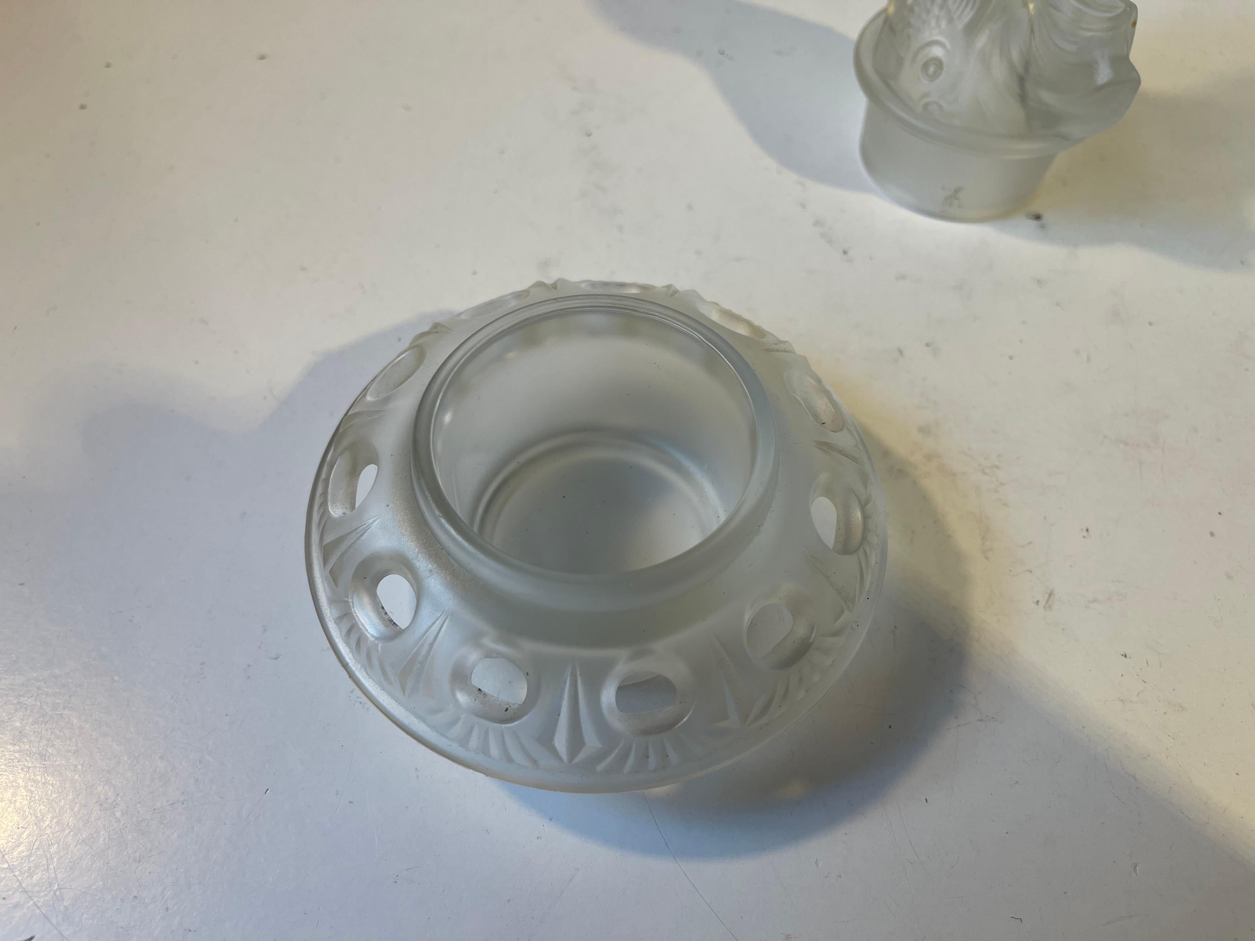 Pressato Rana fiorita in vetro Art Deco nello stile di Réne Lalique in vendita