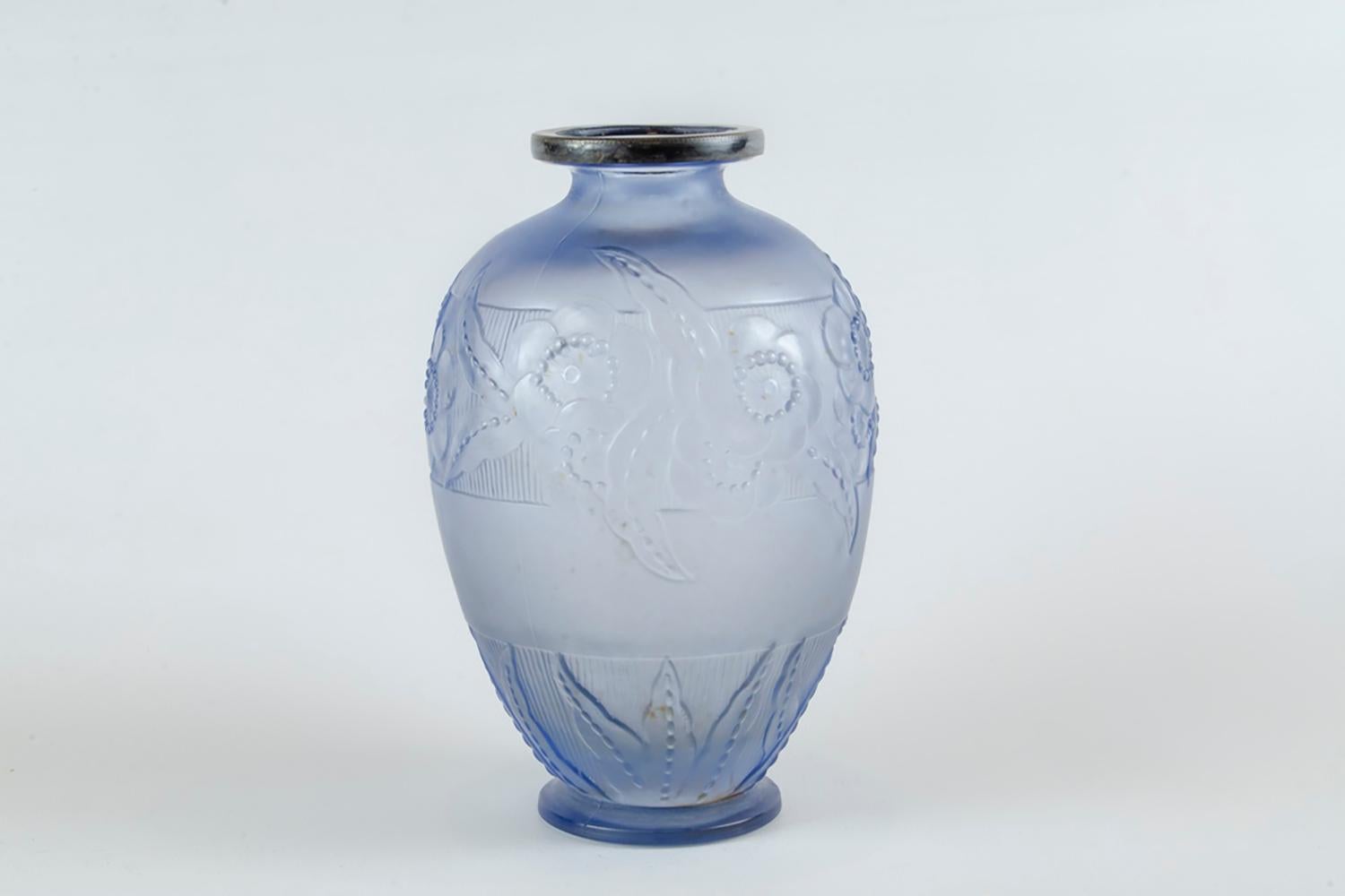 Vase en verre Art déco de Sabino
Marius Ernest Sabino est né en Sicile (NO AGE) en 1878 et s'installe à l'âge de 4 ans en France avec sa famille.

Il étudie à l'École nationale des arts décoratifs et des beaux-arts de Paris, où il est émerveillé par