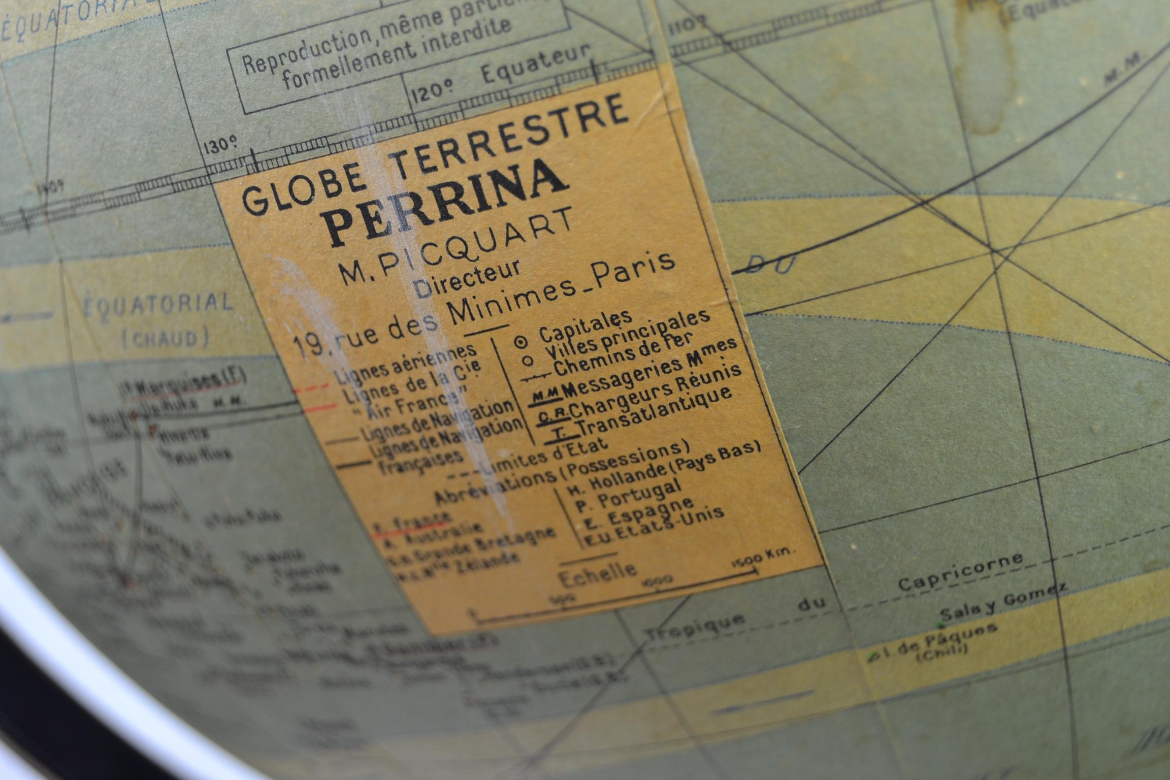 Art déco Globe en verre Art Déco de Terrestre Perrina:: M. Picquart:: Paris:: France:: années 1930