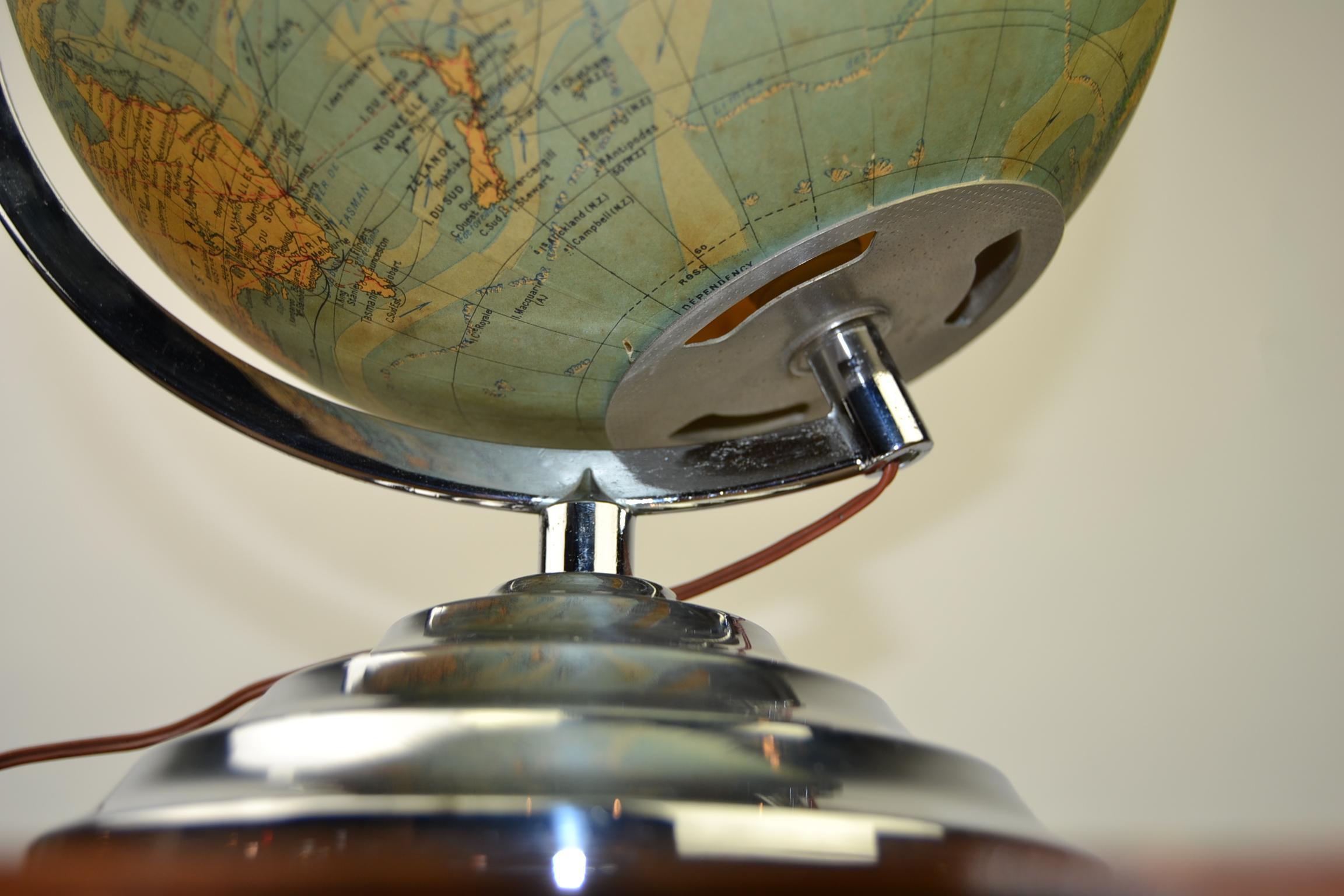 Globe en verre Art Déco de Terrestre Perrina:: M. Picquart:: Paris:: France:: années 1930 1